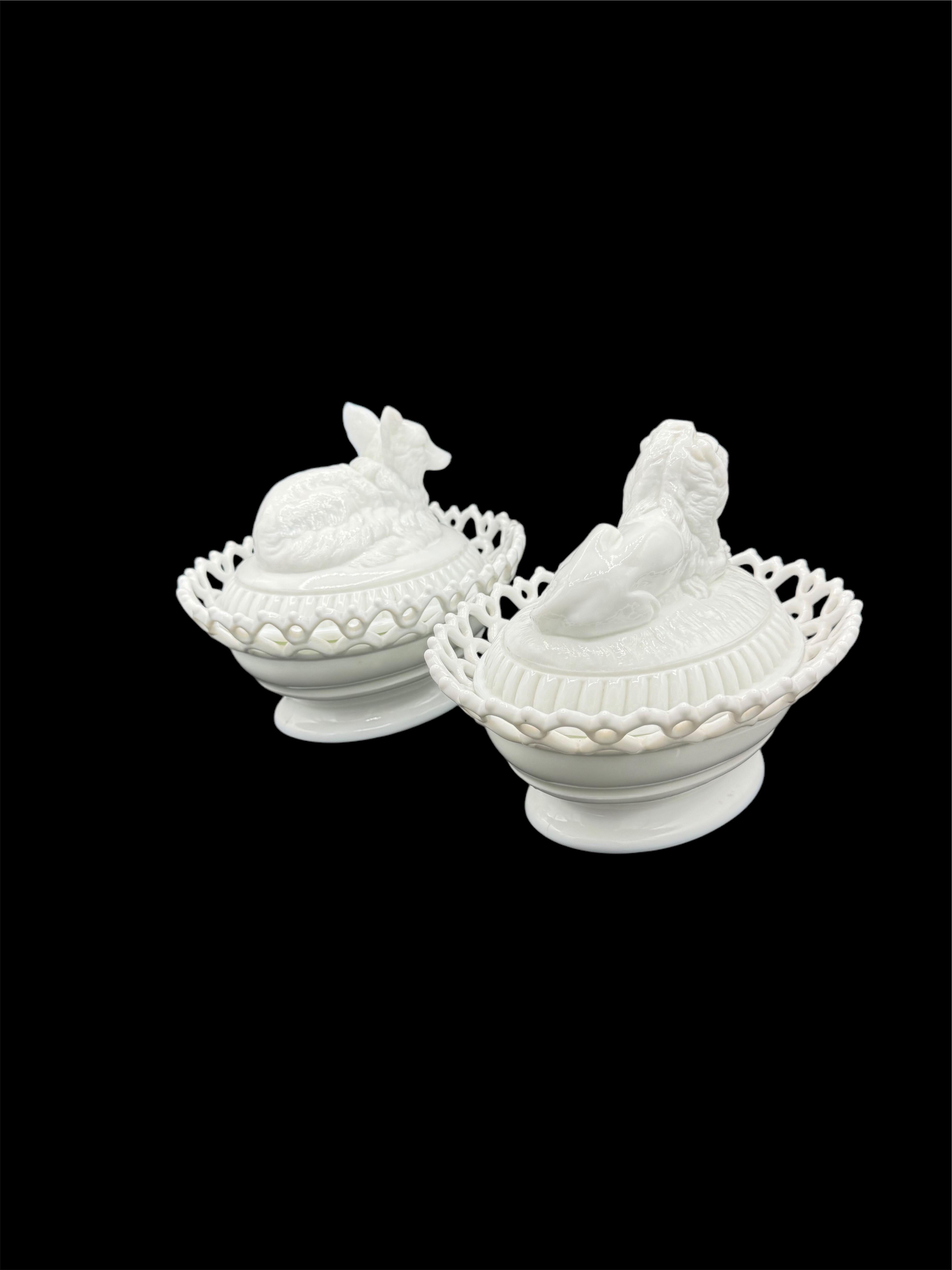 Verre dépoli Deux soupières figuratives en verre au lait en vente