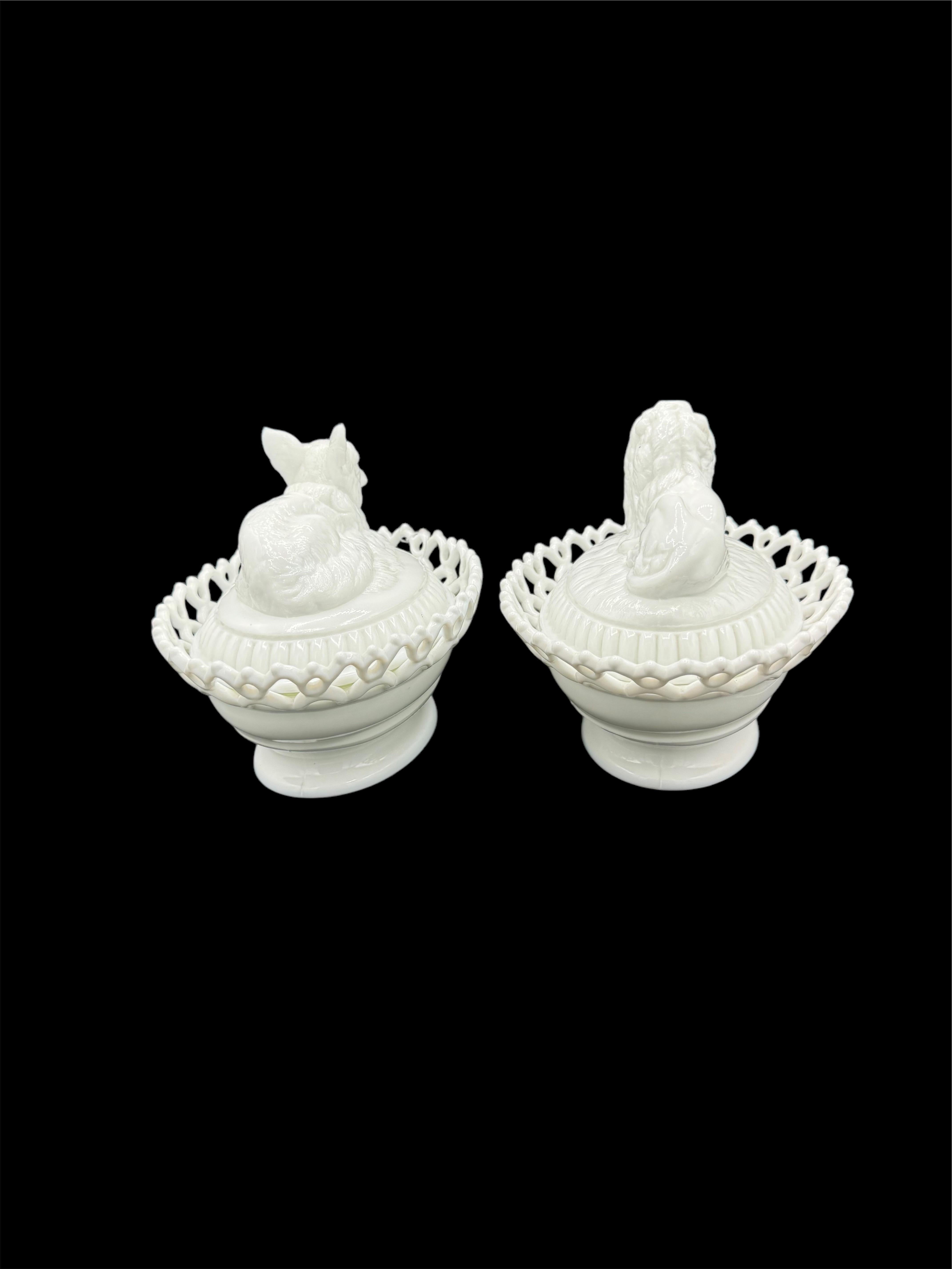 Deux soupières figuratives en verre au lait en vente 1