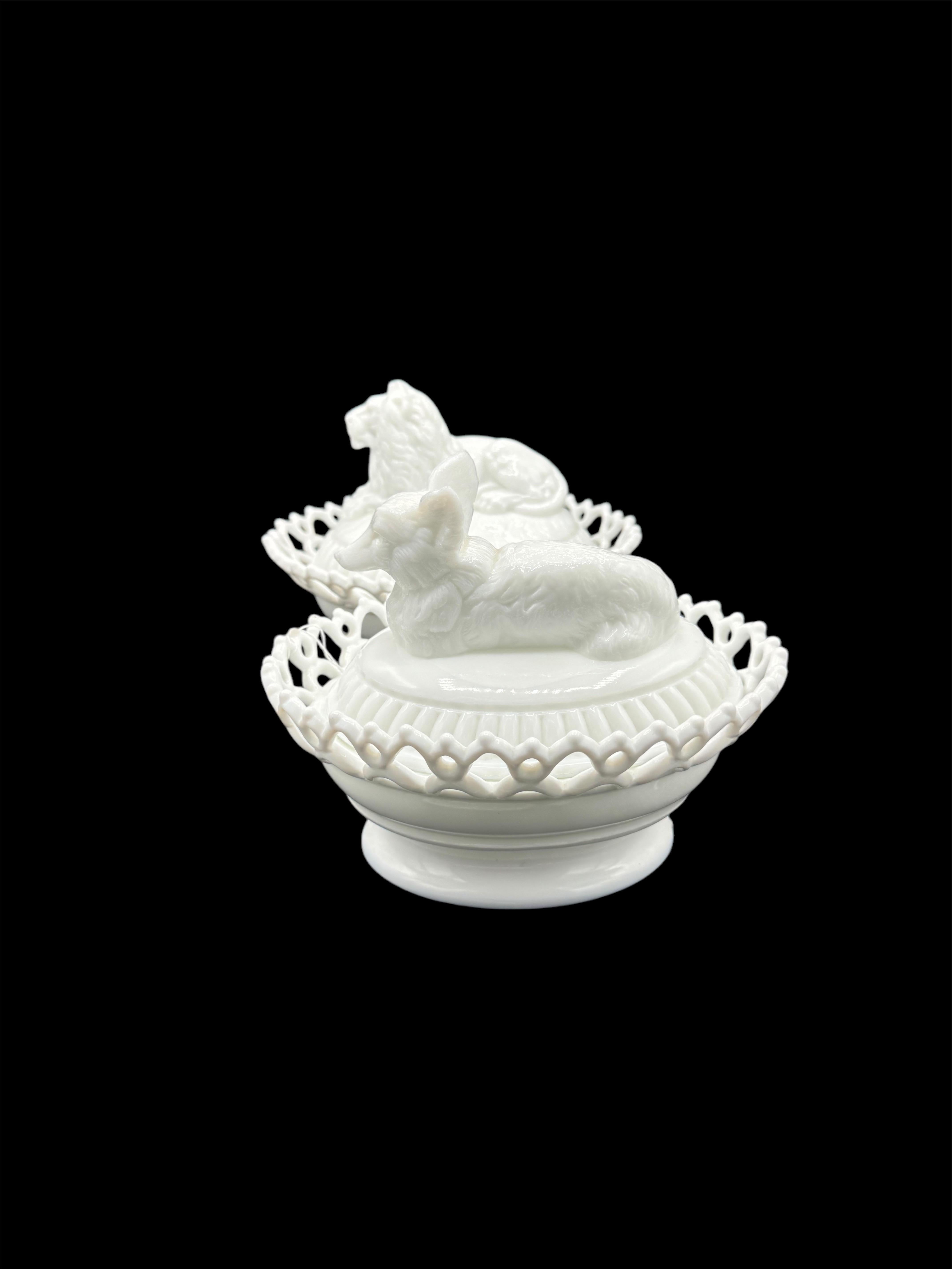 Deux soupières figuratives en verre au lait en vente 2