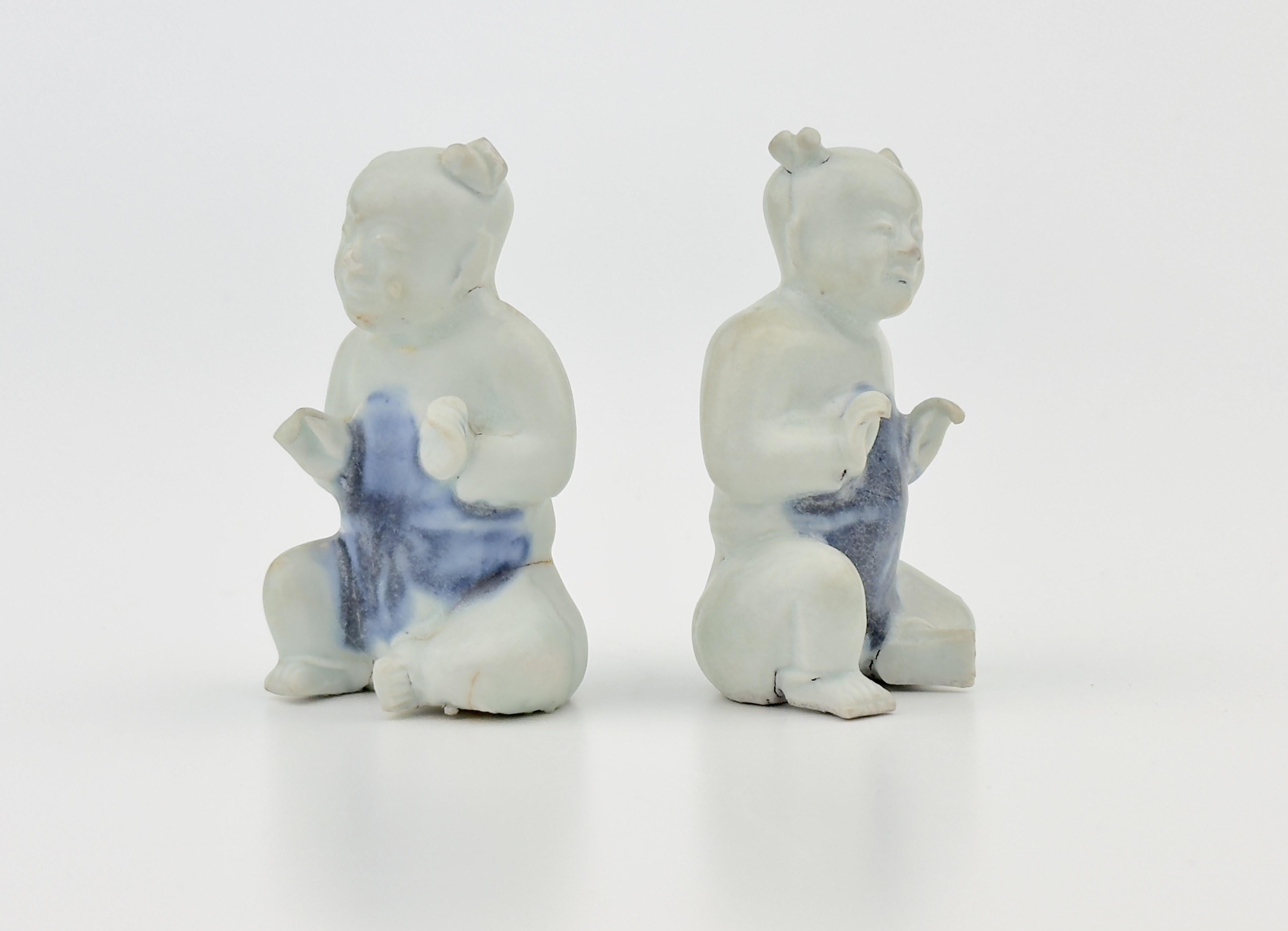 Two Figurine of Seated Boys, Circa 1725, Qing Dynasty, Yongzheng Reign For Sale 2