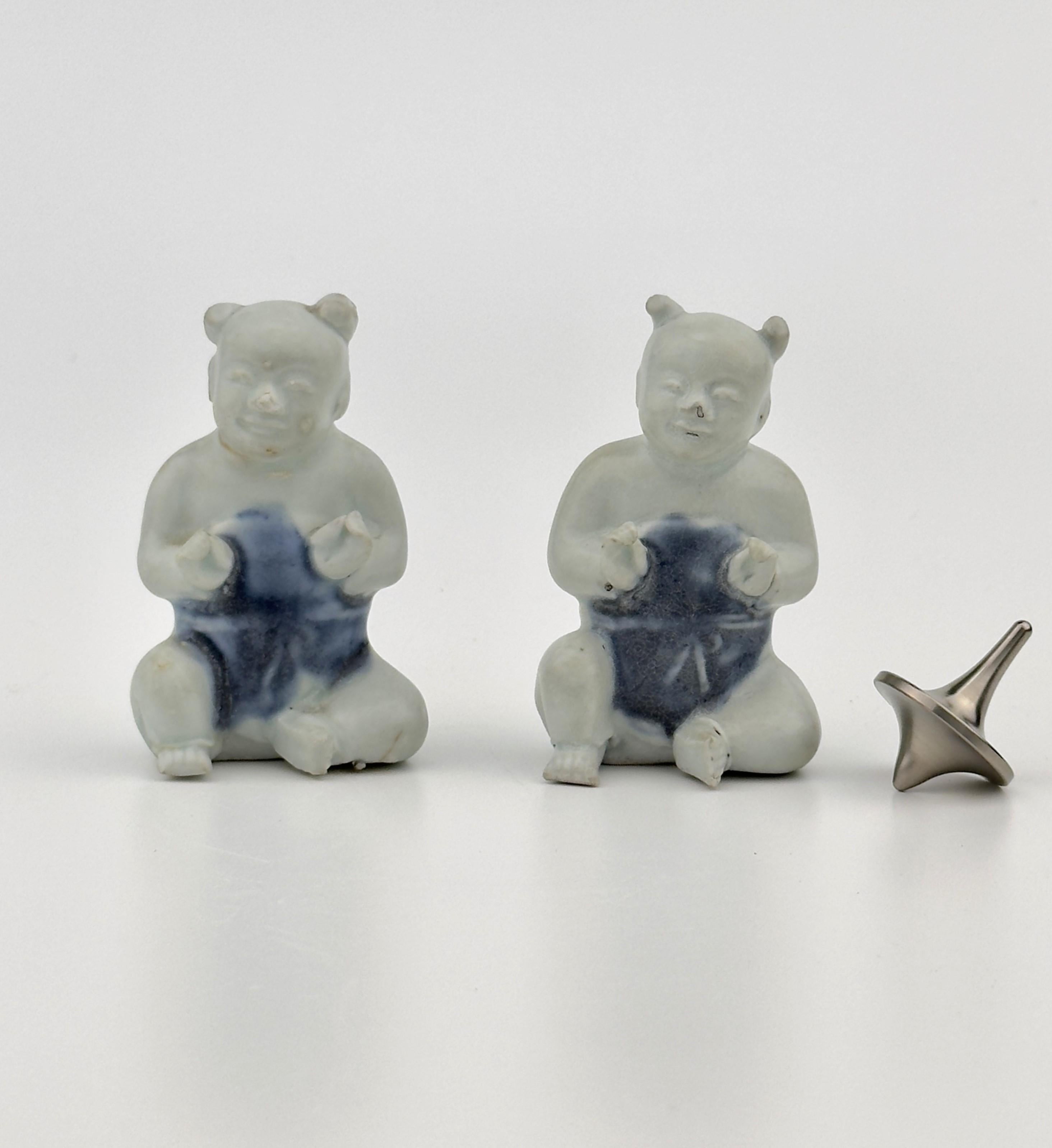 Indossa un grembiule da bambino corto e smaltato di blu annodato in vita, i capelli raccolti in uno o due ciuffi.

Periodo: Dinastia Qing, periodo Yongzheng
Data di produzione : C 1725
Prodotto in : Jingdezhen
Destinazione: Olanda
Trovato/Acquisito
