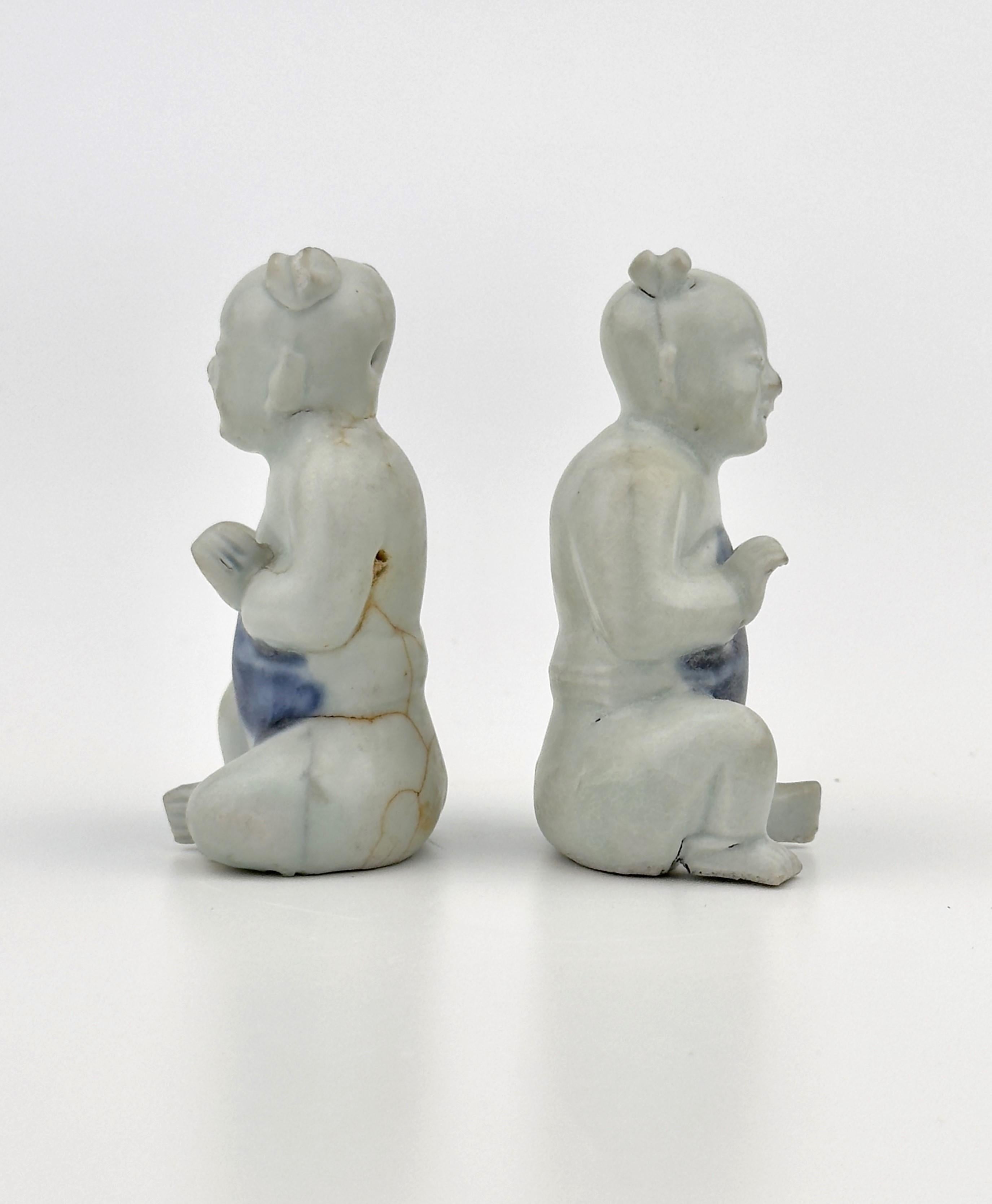 Two Figurine of Seated Boys, Circa 1725, Qing Dynasty, Yongzheng Reign In Good Condition For Sale In seoul, KR