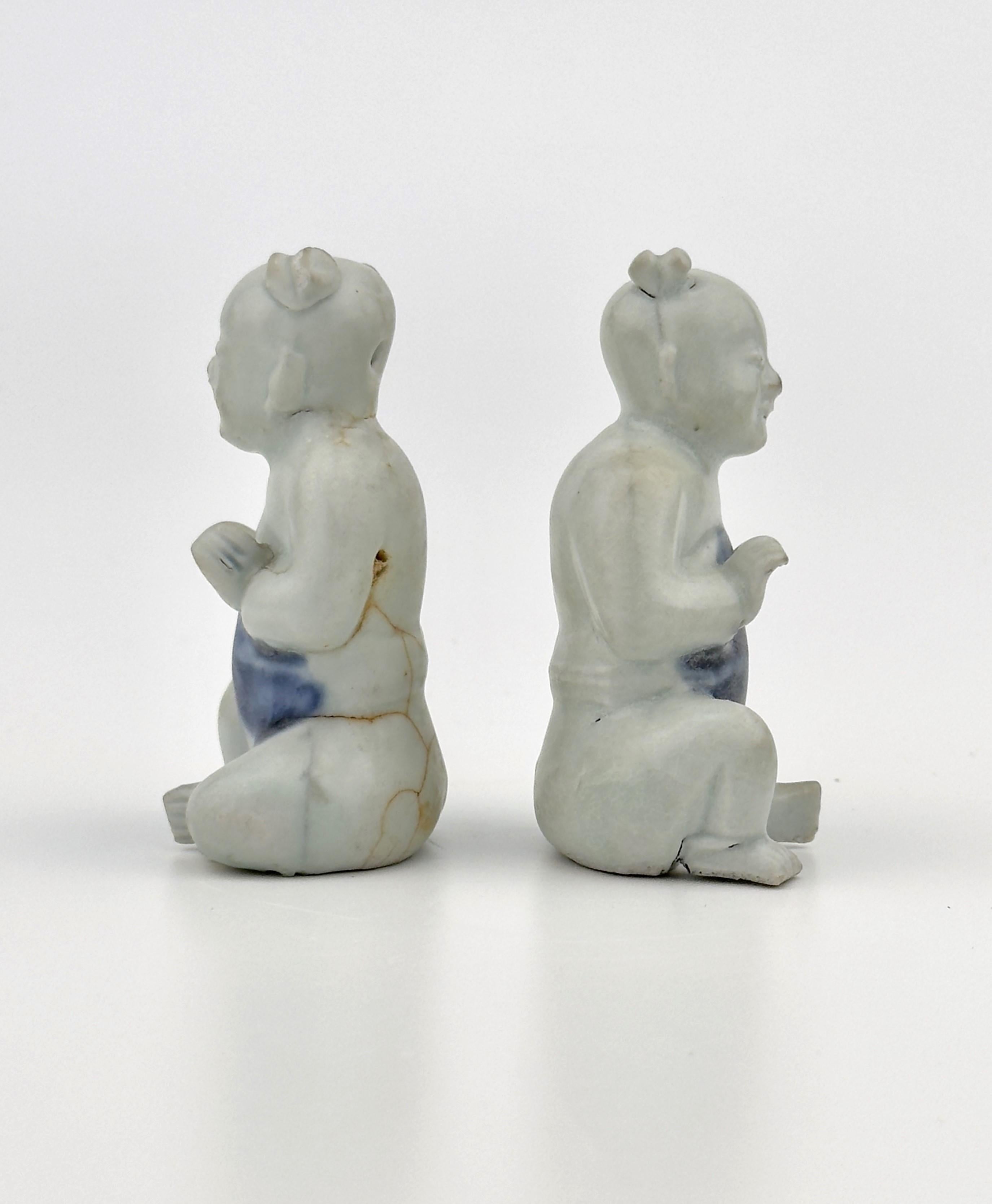 Due statuette di ragazzi seduti, 1725 circa, dinastia Qing, regno Yongzheng In condizioni buone in vendita a seoul, KR