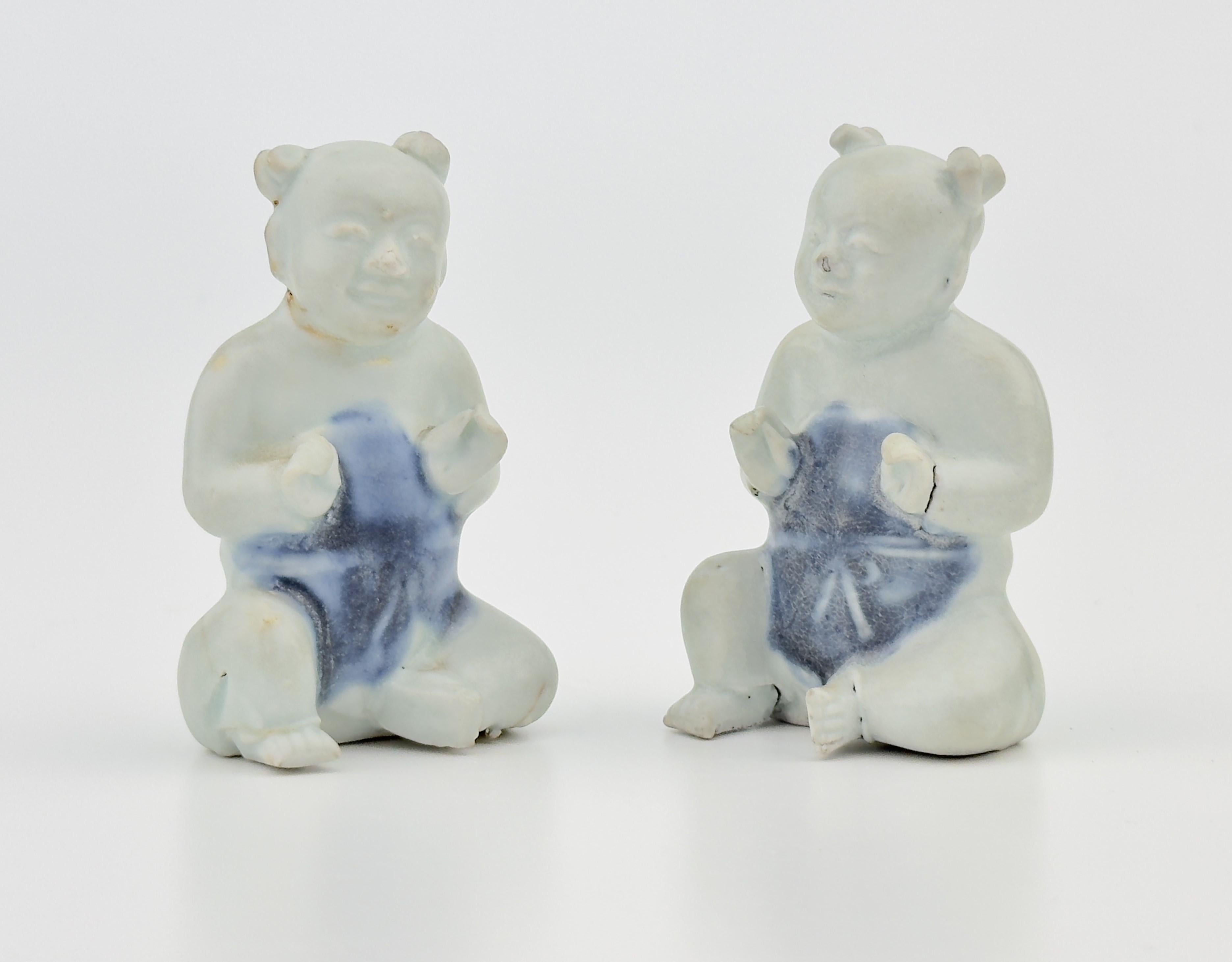 Two Figurine of Seated Boys, Circa 1725, Qing Dynasty, Yongzheng Reign For Sale 1