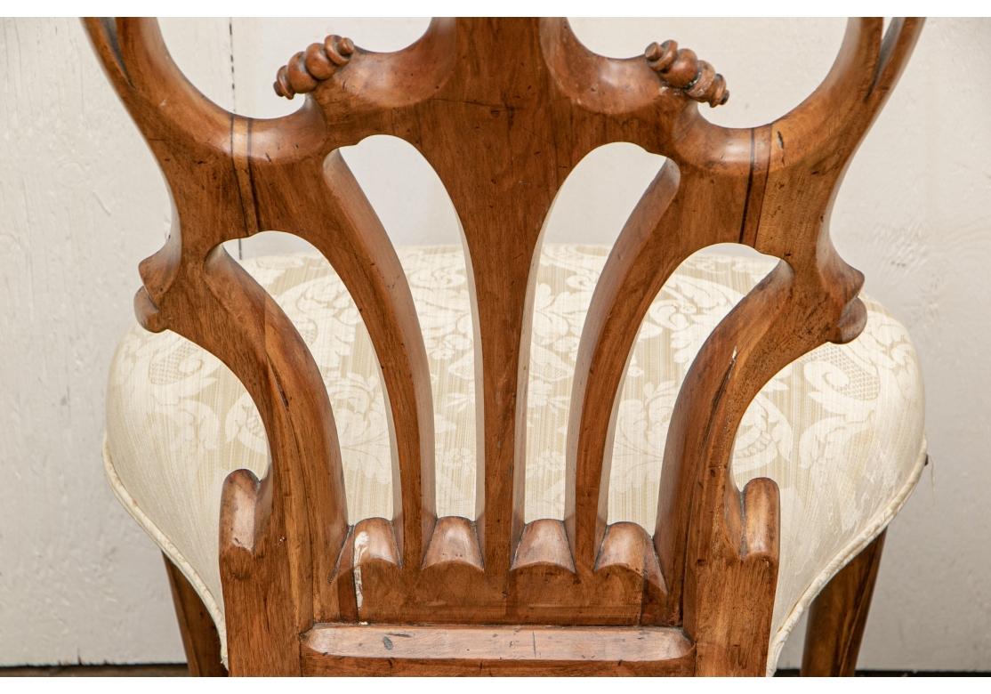 Zwei fein geschnitzte Barockstühle aus Nussbaumholz im Angebot 5