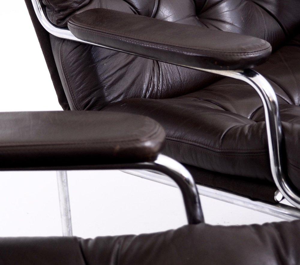 Dos finos sillones de salón al estilo de Bruno Mathsson, tapizados en piel y acero cromado, años 60.