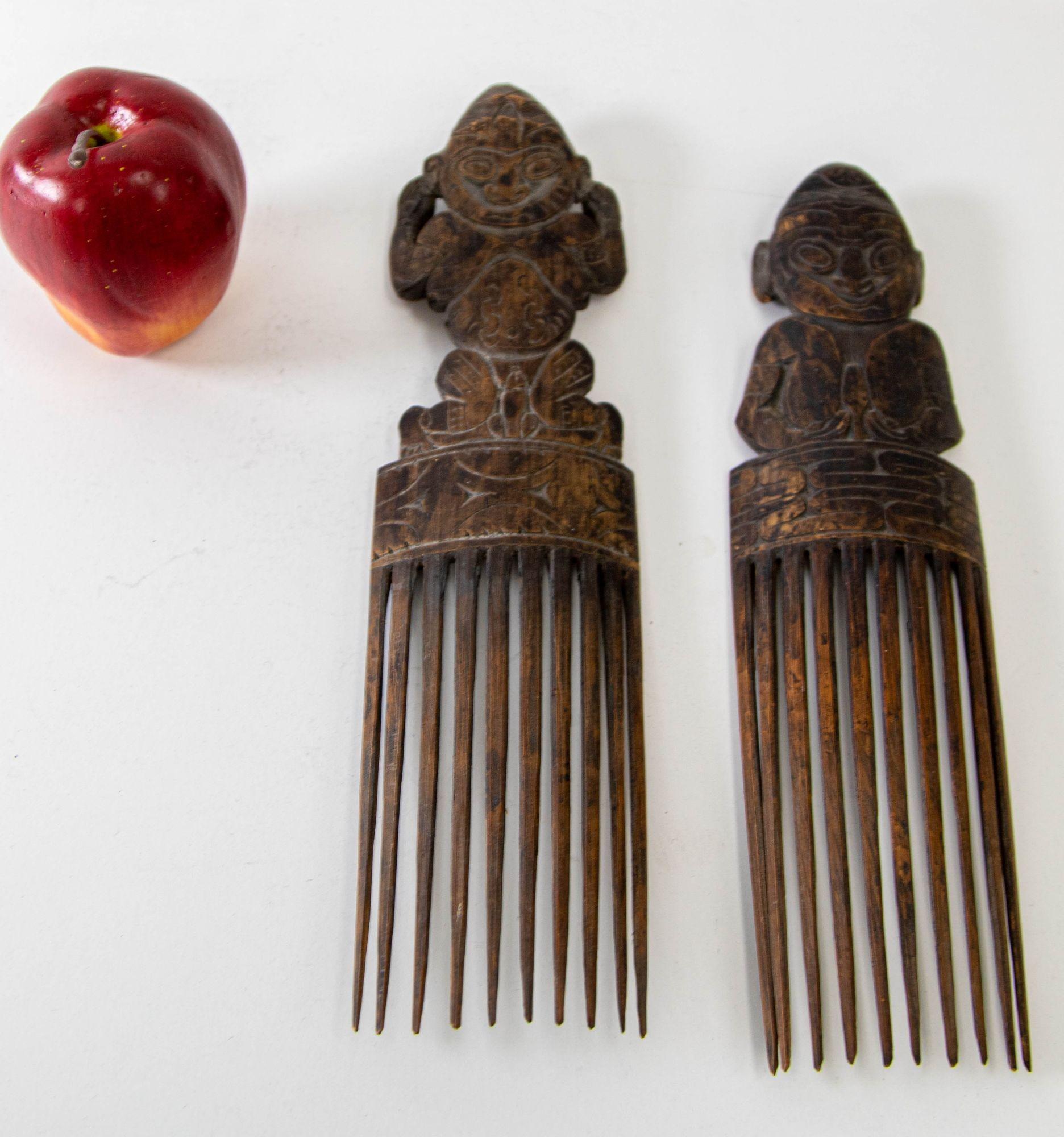 Two Fine Yaka Ornamental Figural Wood Combs Cisakulo West Africa For Sale 3