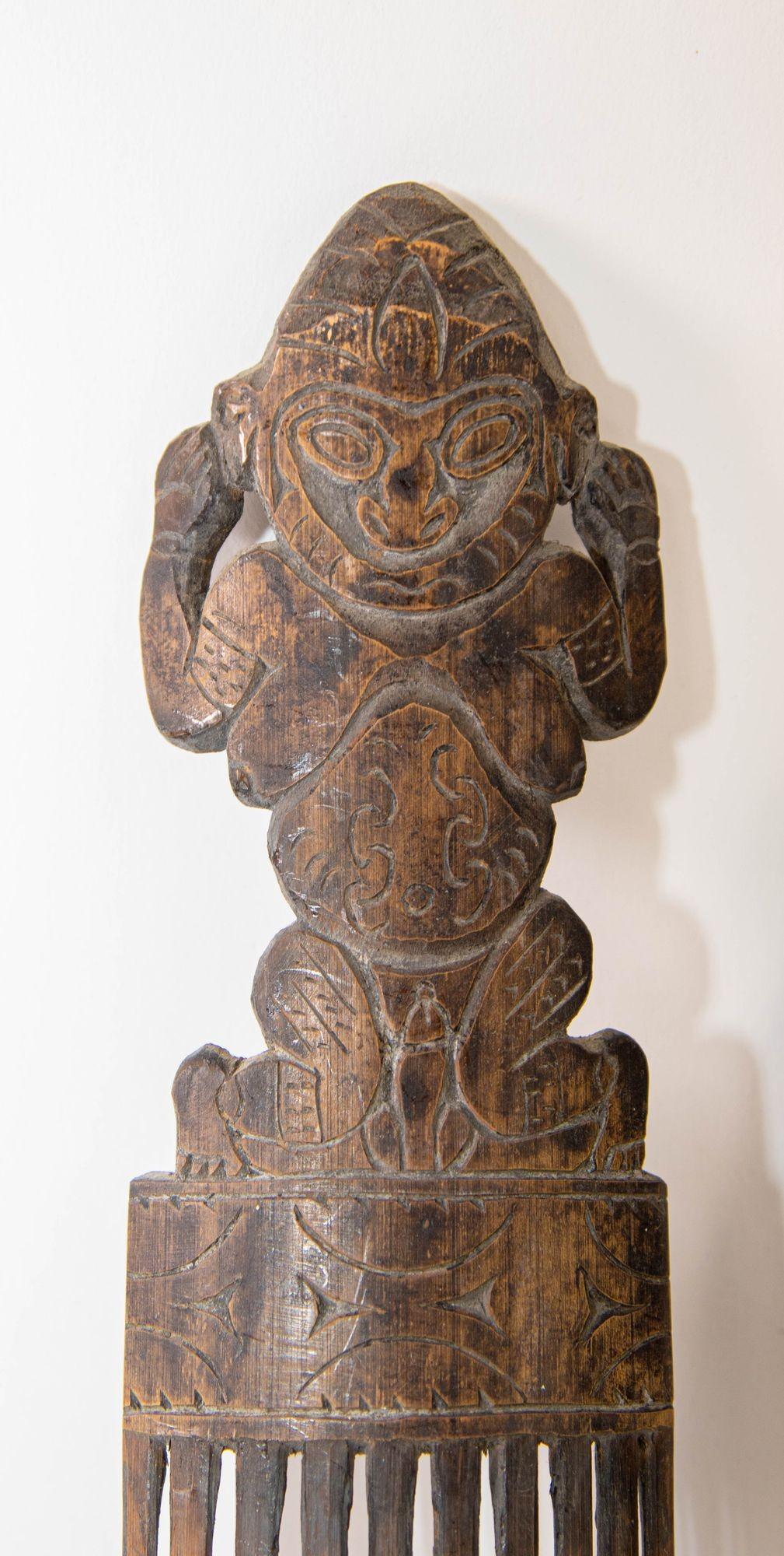 Tribal Deux fines peignes ornementales en bois figuratif Yaka Cisakulo Afrique de l'Ouest en vente