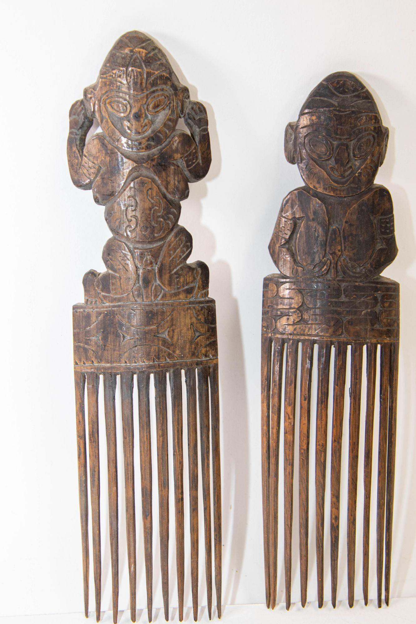 Fait main Deux fines peignes ornementales en bois figuratif Yaka Cisakulo Afrique de l'Ouest en vente
