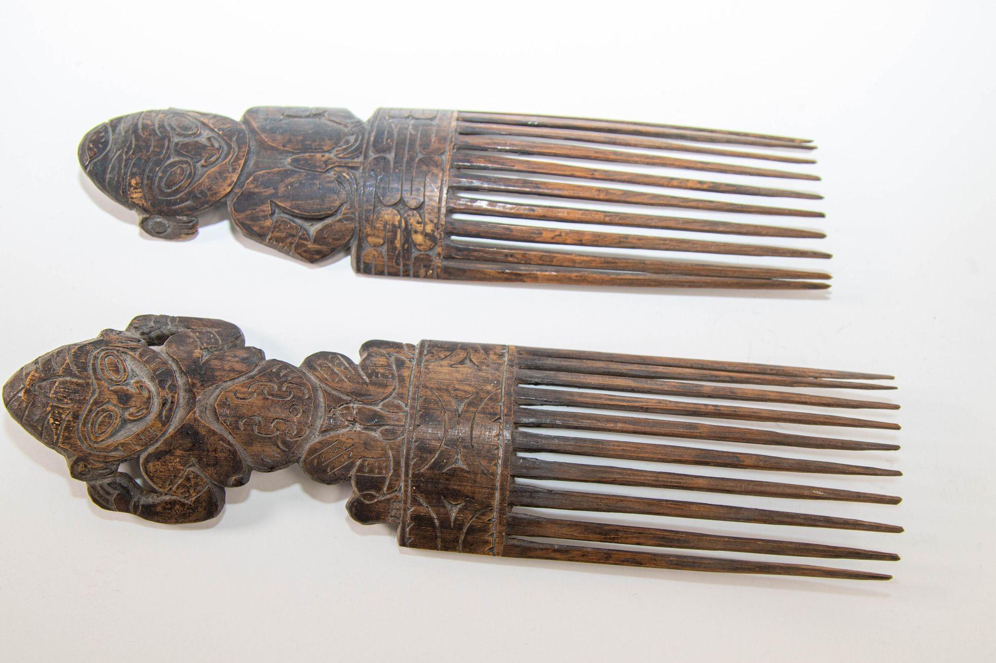 Hand-Crafted Two Fine Yaka Ornamental Figural Wood Combs Cisakulo West Africa For Sale