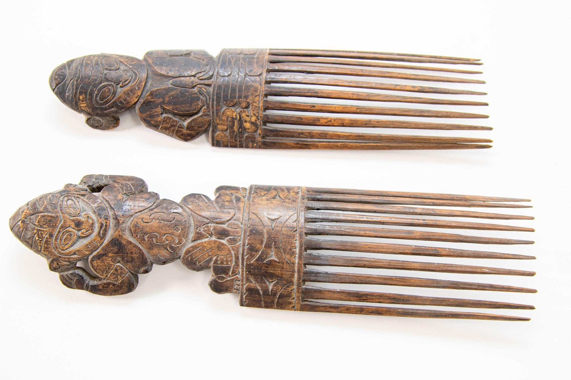 Two Fine Yaka Ornamental Figural Wood Combs Cisakulo West Africa In Good Condition For Sale In North Hollywood, CA