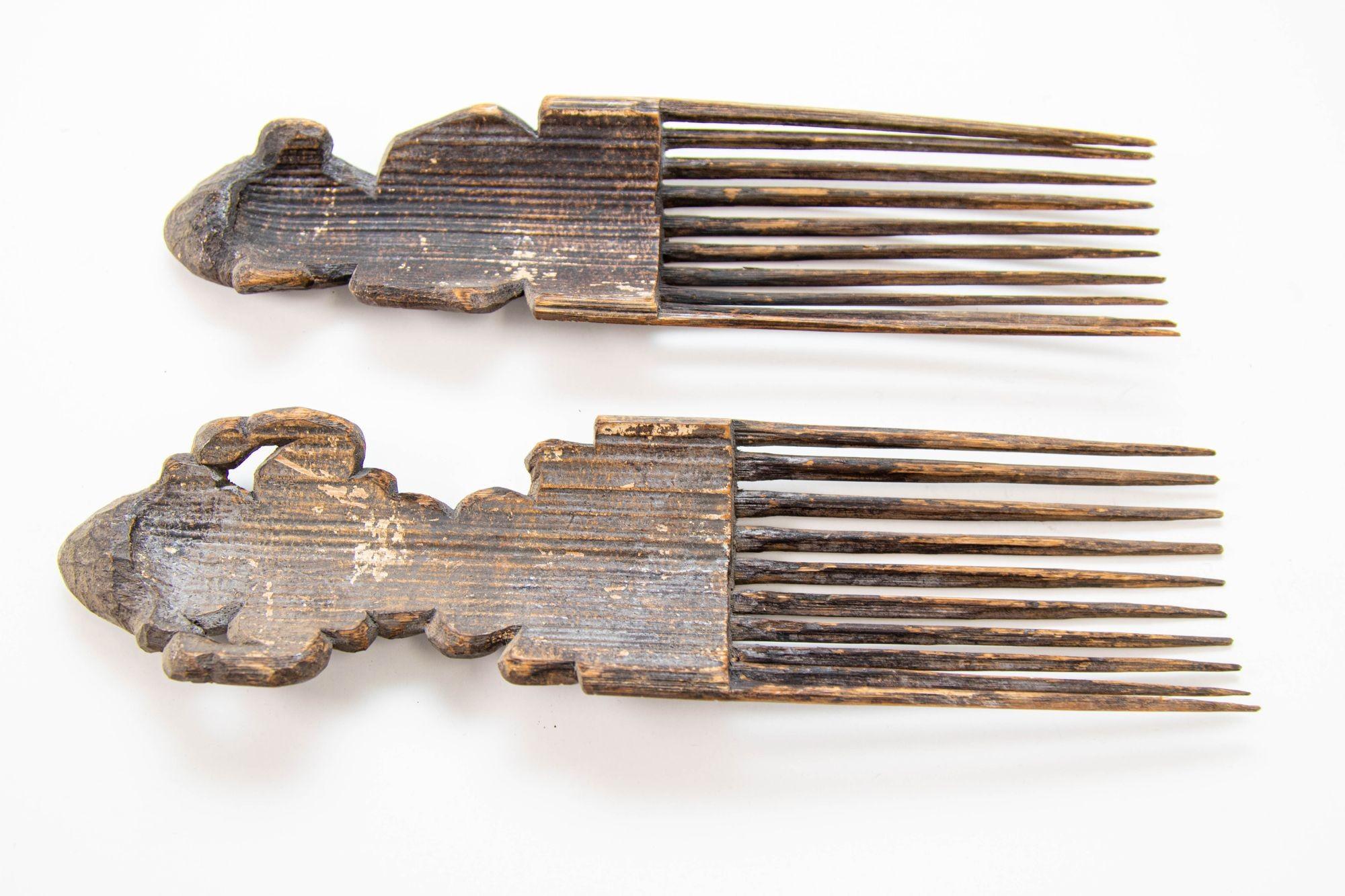 20th Century Two Fine Yaka Ornamental Figural Wood Combs Cisakulo West Africa For Sale