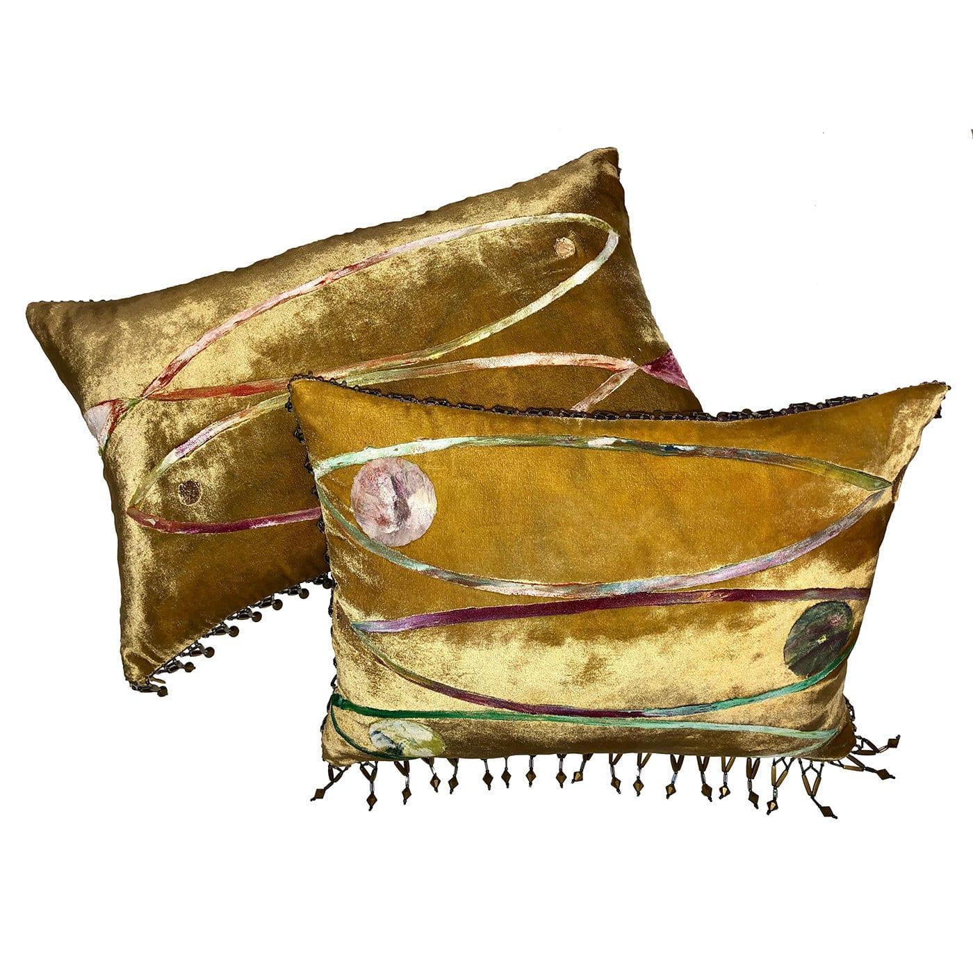 Délicieusement artistique et magnifiquement luxueux, le coussin Deux Artistics en velours de soie est teint avec des couleurs jaune, or et beige et peint à la main avec de la pâte colorée et des détails en feuilles d'or. Ce coussin de luxe au