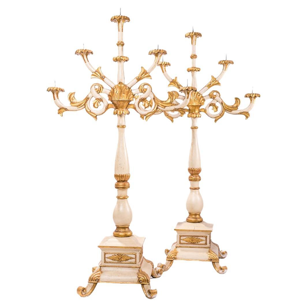 Due candelabri a cinque luci, in legno, dorati e laccati alla veneziana