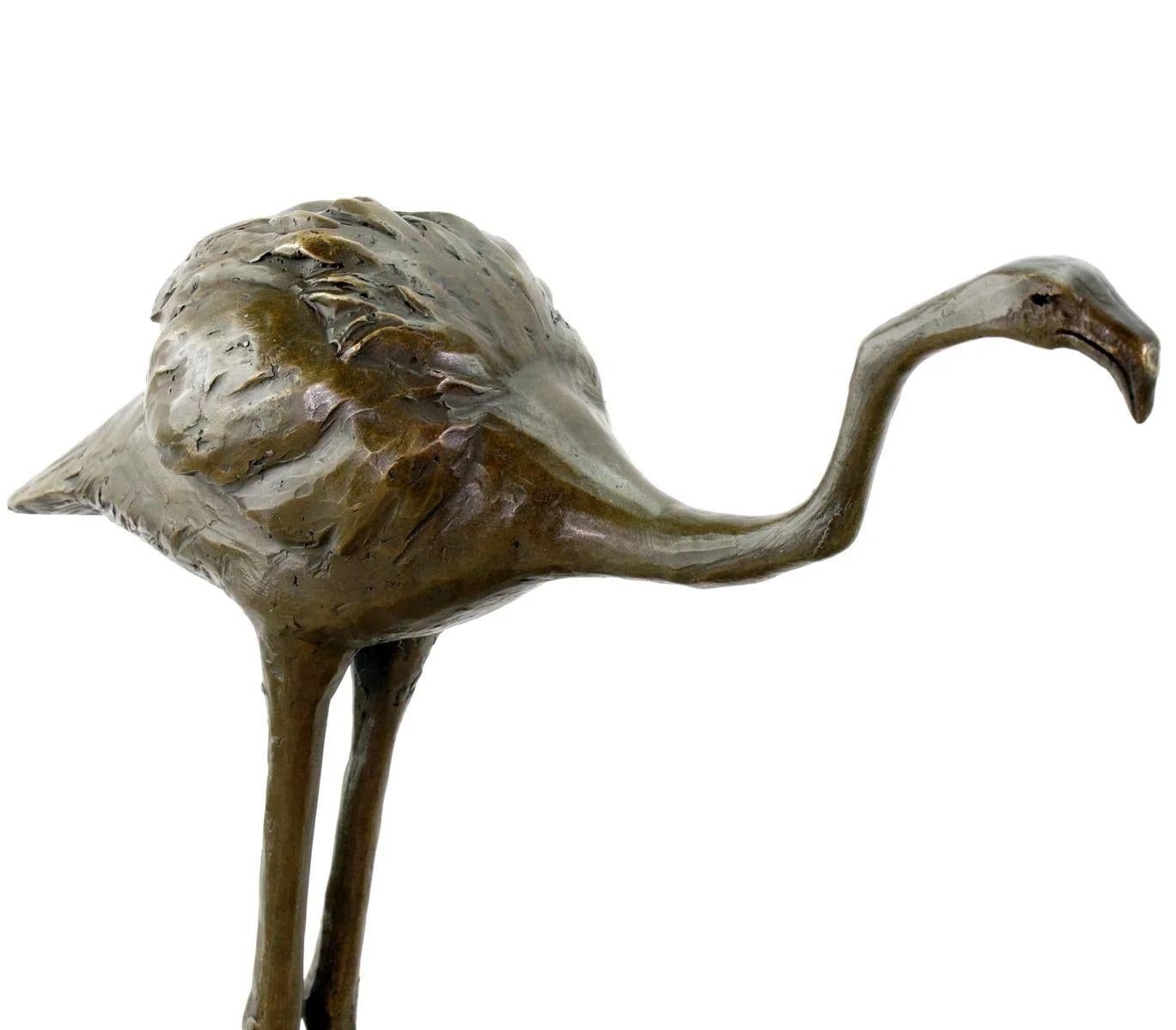 Questa statua di due fenicotteri è una scultura in bronzo nello stile di Rembrandt Bugatti. Raffigura due eleganti fenicotteri con il collo intrecciato, catturando la loro grazia e il loro equilibrio in una forma stilizzata ma