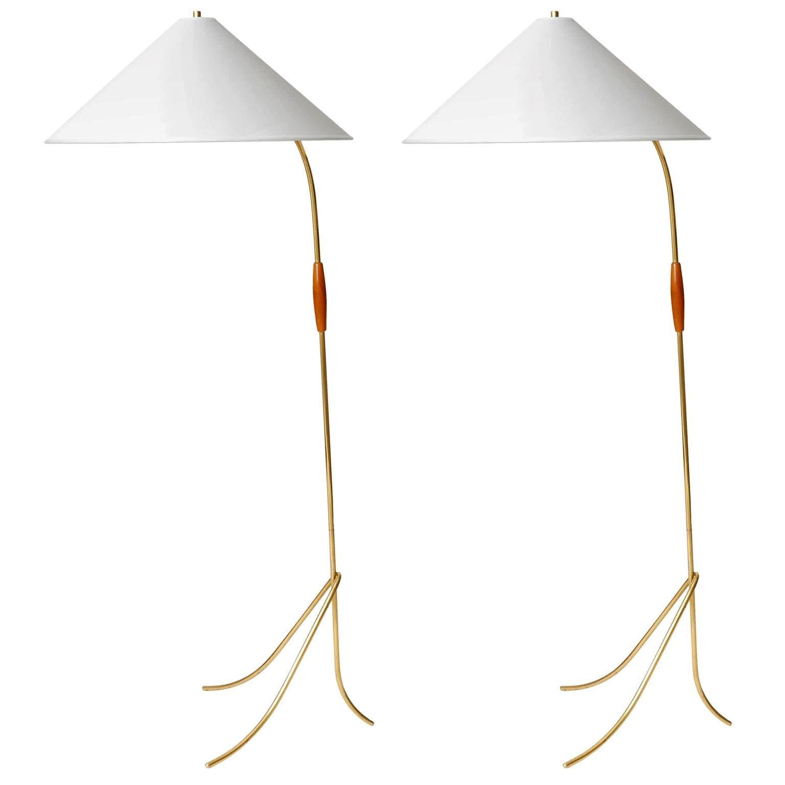 One of two gorgeous floor lights by Rupert Nikoll, Austria, manufactured in midcentury, circa 1960 (late 1950s or early 1960s).
The light is very similar to the floor lamp model 'Hase' (engl. rabbit) designed by J.T. Kalmar.
A white textile lamp
