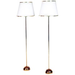 Zwei Stehlampen aus Messing mit originalen Schirmen. Bergboms, Schweden, hergestellt