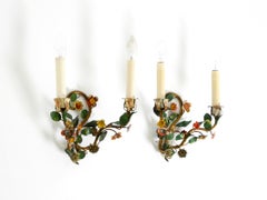 Dos apliques florales de metal con detalles pintados a mano, Italia, década de 1950
