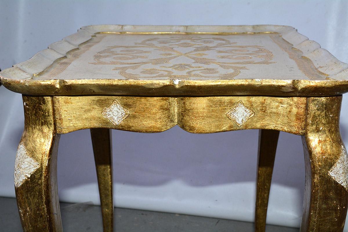 Feuille d'or Deux tables d'appoint de style florentin en vente
