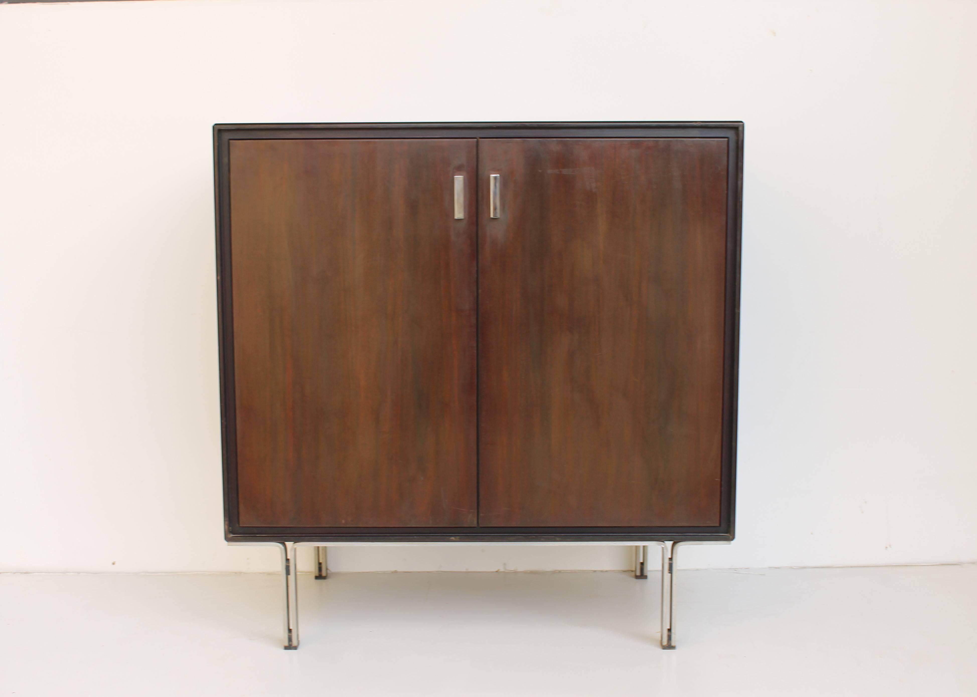 Two Formanova cabinets designed by Gianni Moscatelli for Formanova, circa 1965. 

Veneered rosewood strucutre and metal chromed legs.