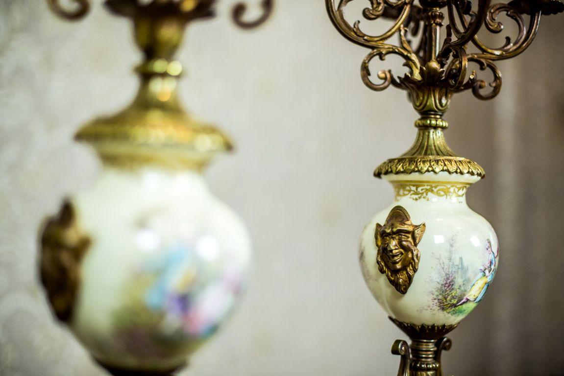 Antiguo, dos candelabros de cuatro brazos con detalles de porcelana y latón, Siglo XIX Francés en venta