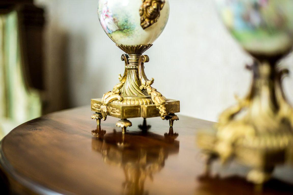 Antiguo, dos candelabros de cuatro brazos con detalles de porcelana y latón, Siglo XIX en venta 1