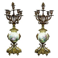 Antiguo, dos candelabros de cuatro brazos con detalles de porcelana y latón, Siglo XIX