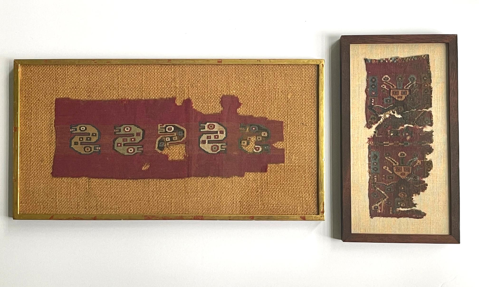 Zwei gerahmte präkolumbianische Textilfragmente aus der Chancay-Kultur (1000-1470 n. Chr.) im heutigen Peru. Beide Platten haben einen ähnlichen roten Hintergrund und sind möglicherweise aus Kamelidenfasern gewebt. Eines zeigt zwei vertikale