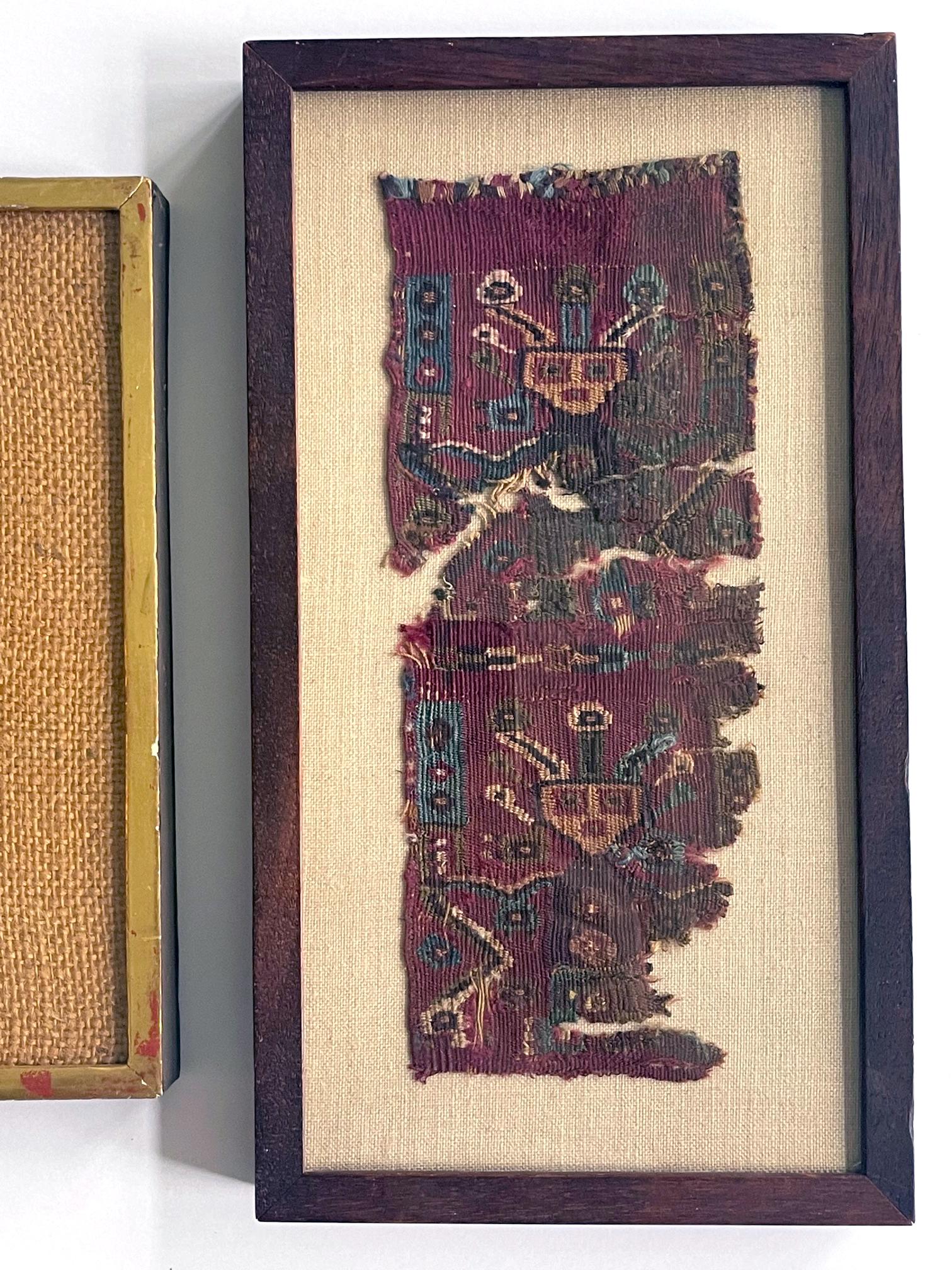 Péruvien Deux fragments de textile précolombien encadrés de la culture de la Chancay au Pérou en vente