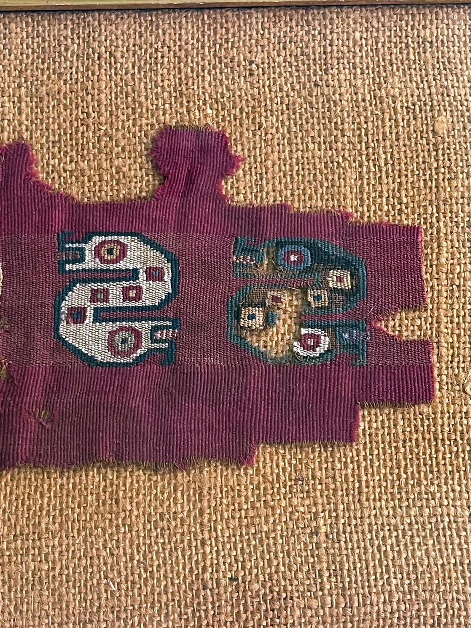 XVIIIe siècle et antérieur Deux fragments de textile précolombien encadrés de la culture de la Chancay au Pérou en vente