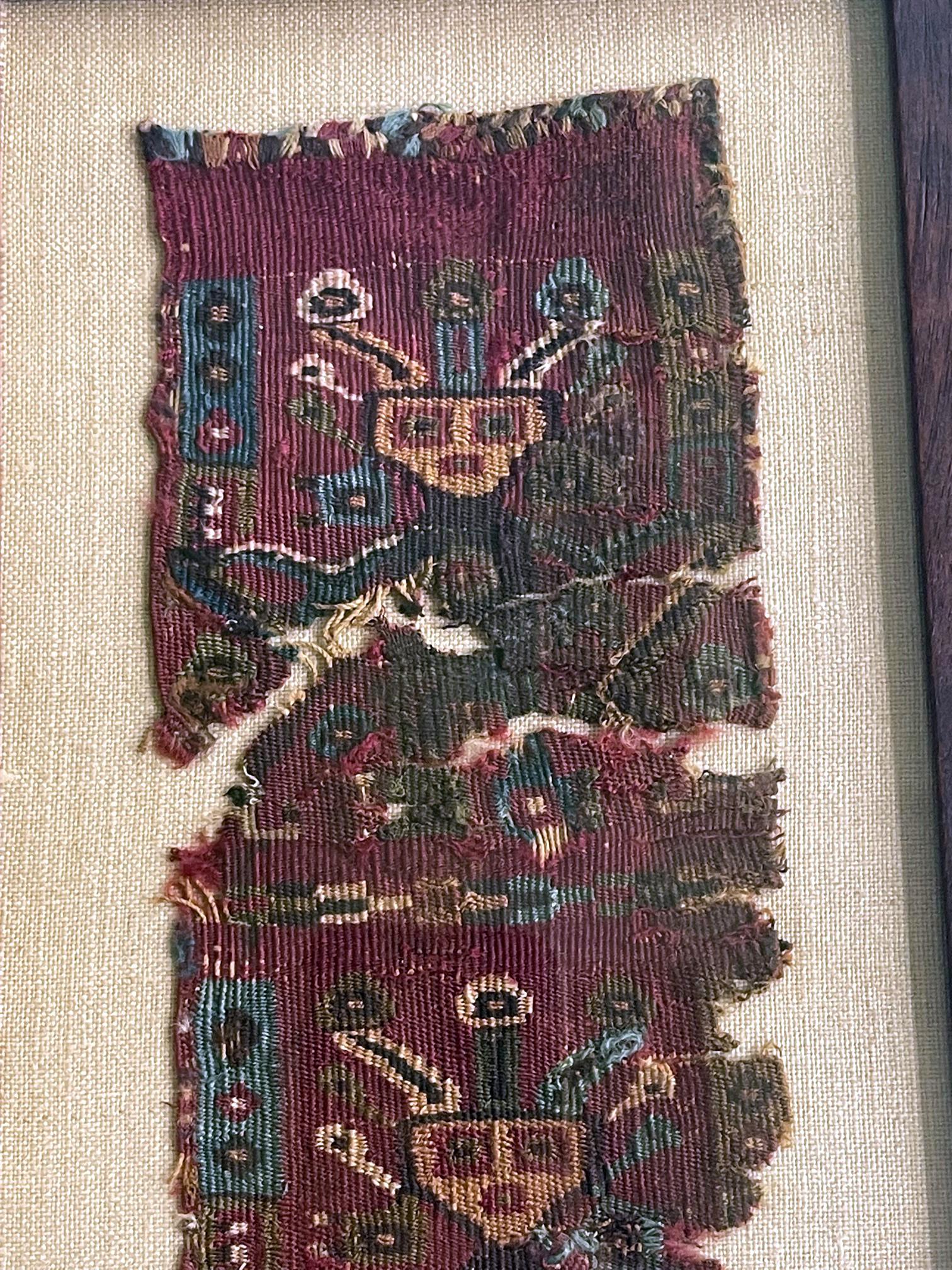 Textile Deux fragments de textile précolombien encadrés de la culture de la Chancay au Pérou en vente