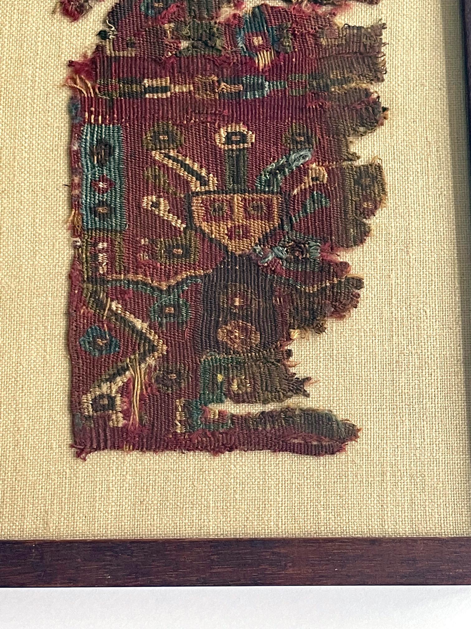 Deux fragments de textile précolombien encadrés de la culture de la Chancay au Pérou en vente 1