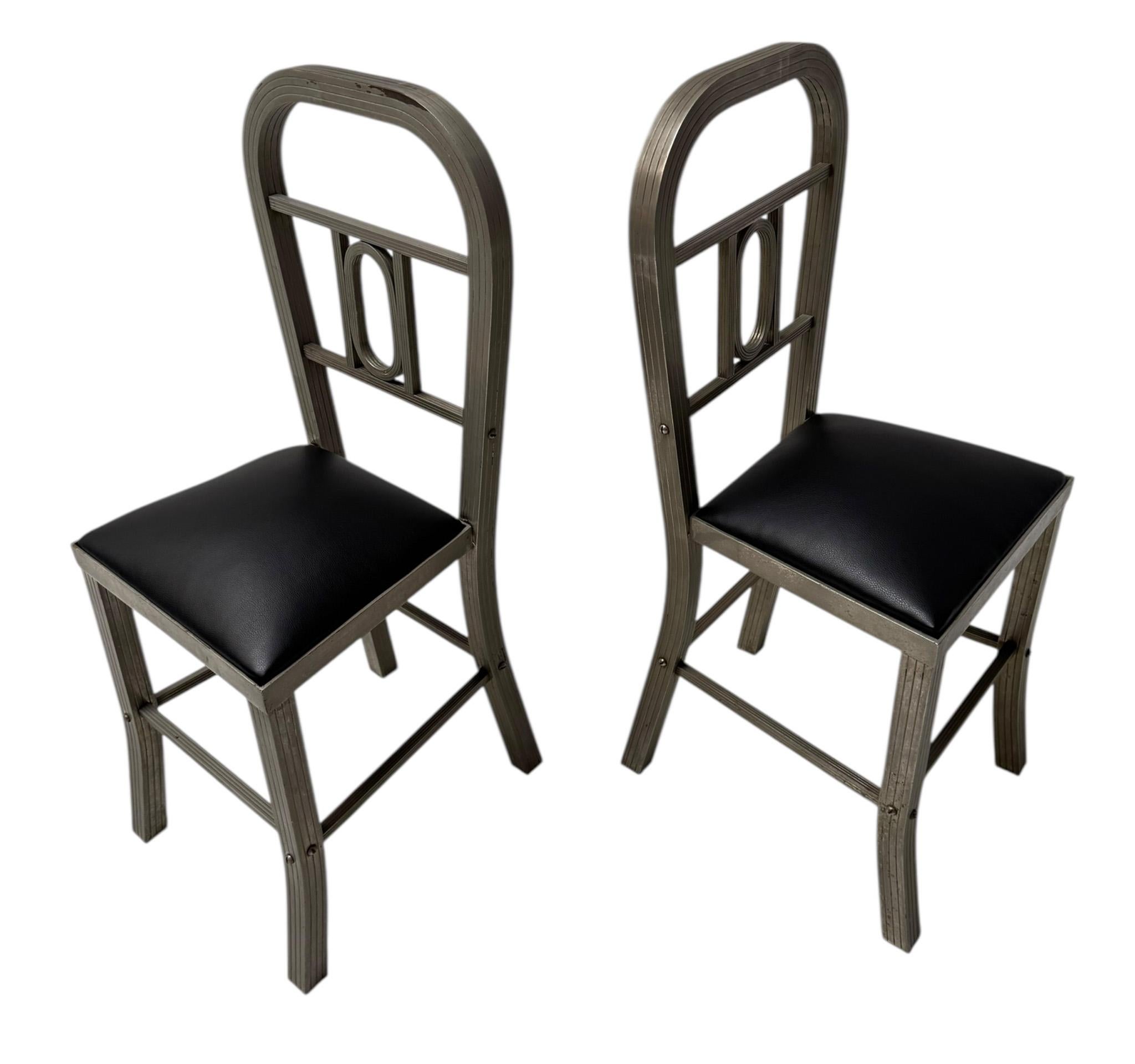 Splendida ed elegante coppia di poltroncine Art Déco.
Un sorprendente design francese del 1930.
Telaio originale in ottone nichelato e patinato con sedili in pelle nera rivestiti.
Questa splendida coppia di poltroncine francesi Art Déco con sedili