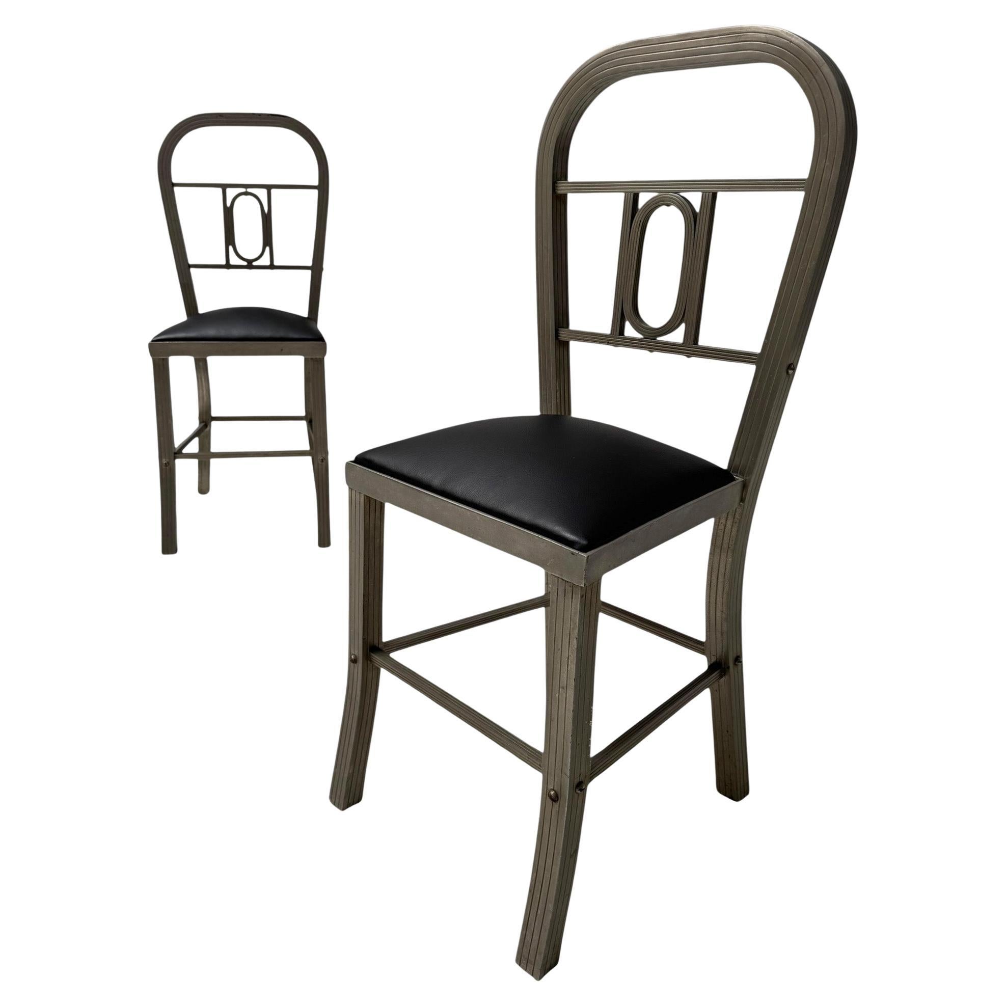 Zwei französische Art-déco-Beistellstühle mit schwarzen Ledersitzen, 1930er Jahre