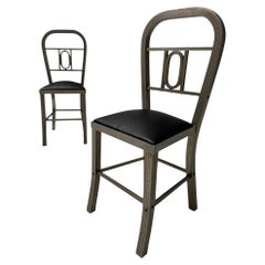 Zwei französische Art-déco-Beistellstühle mit schwarzen Ledersitzen, 1930er Jahre