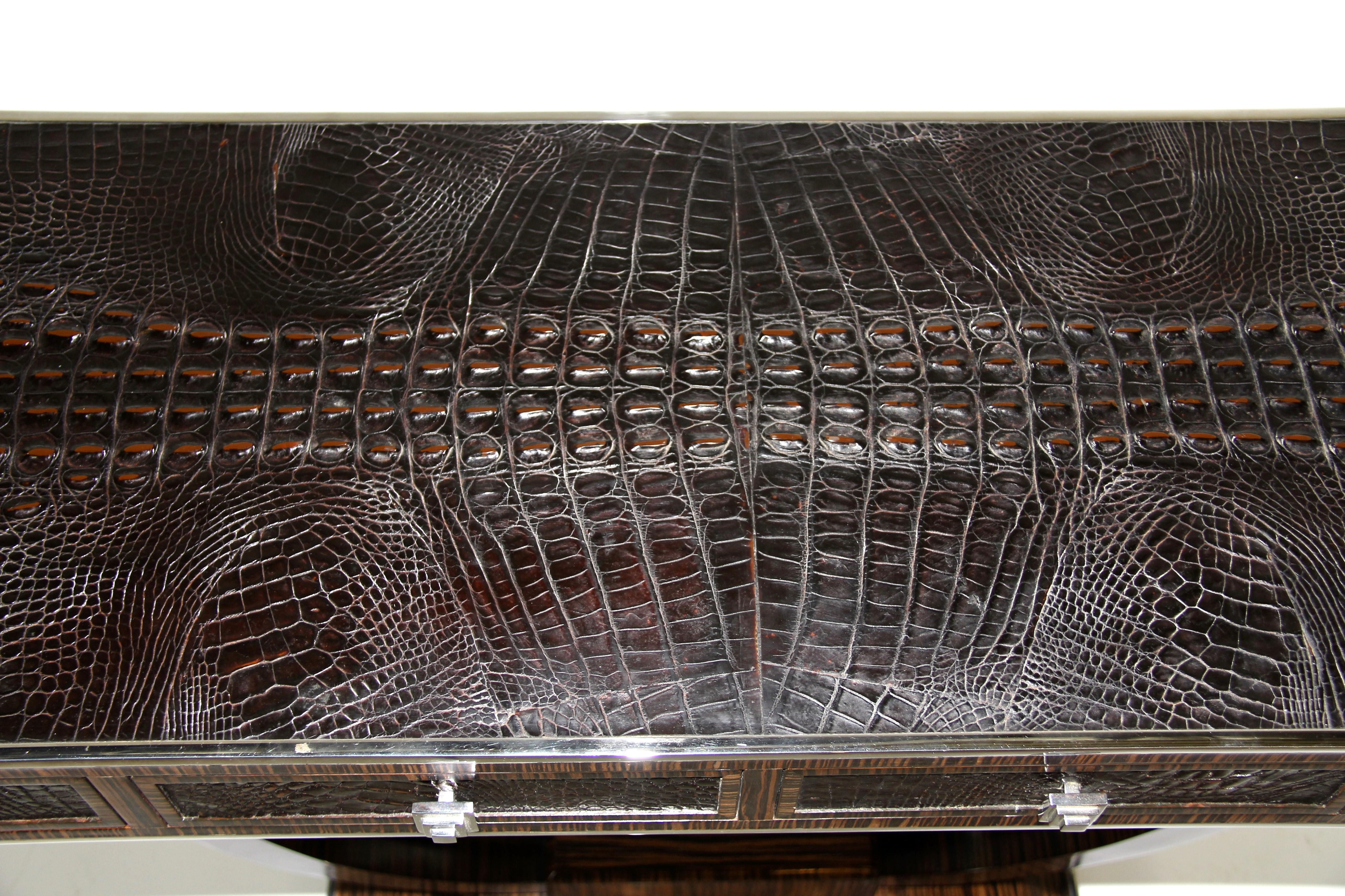 Deux consoles de style Art déco français en bois de macassar, cuir, avec monture chromée en vente 4