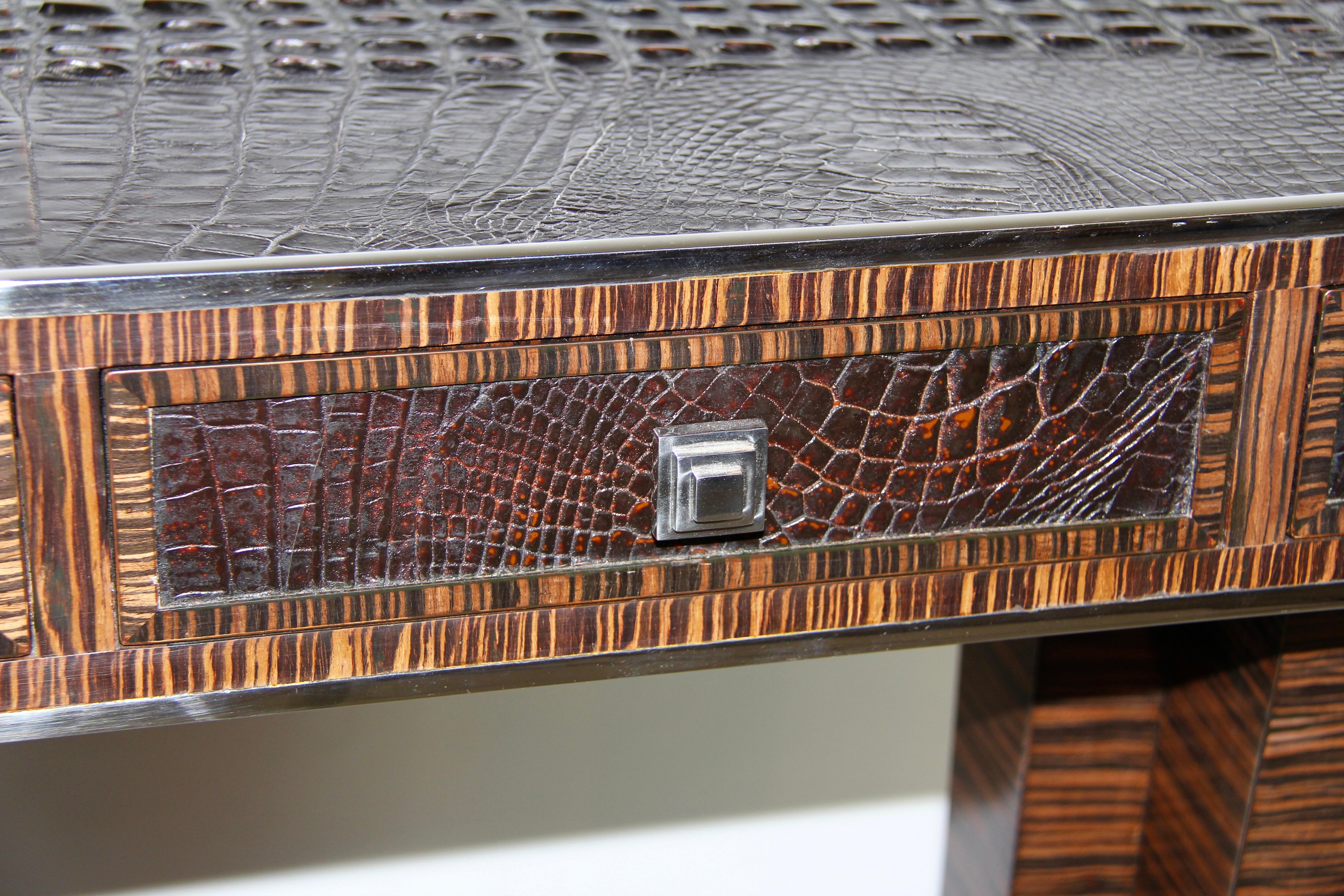 Deux consoles de style Art déco français en bois de macassar, cuir, avec monture chromée en vente 5
