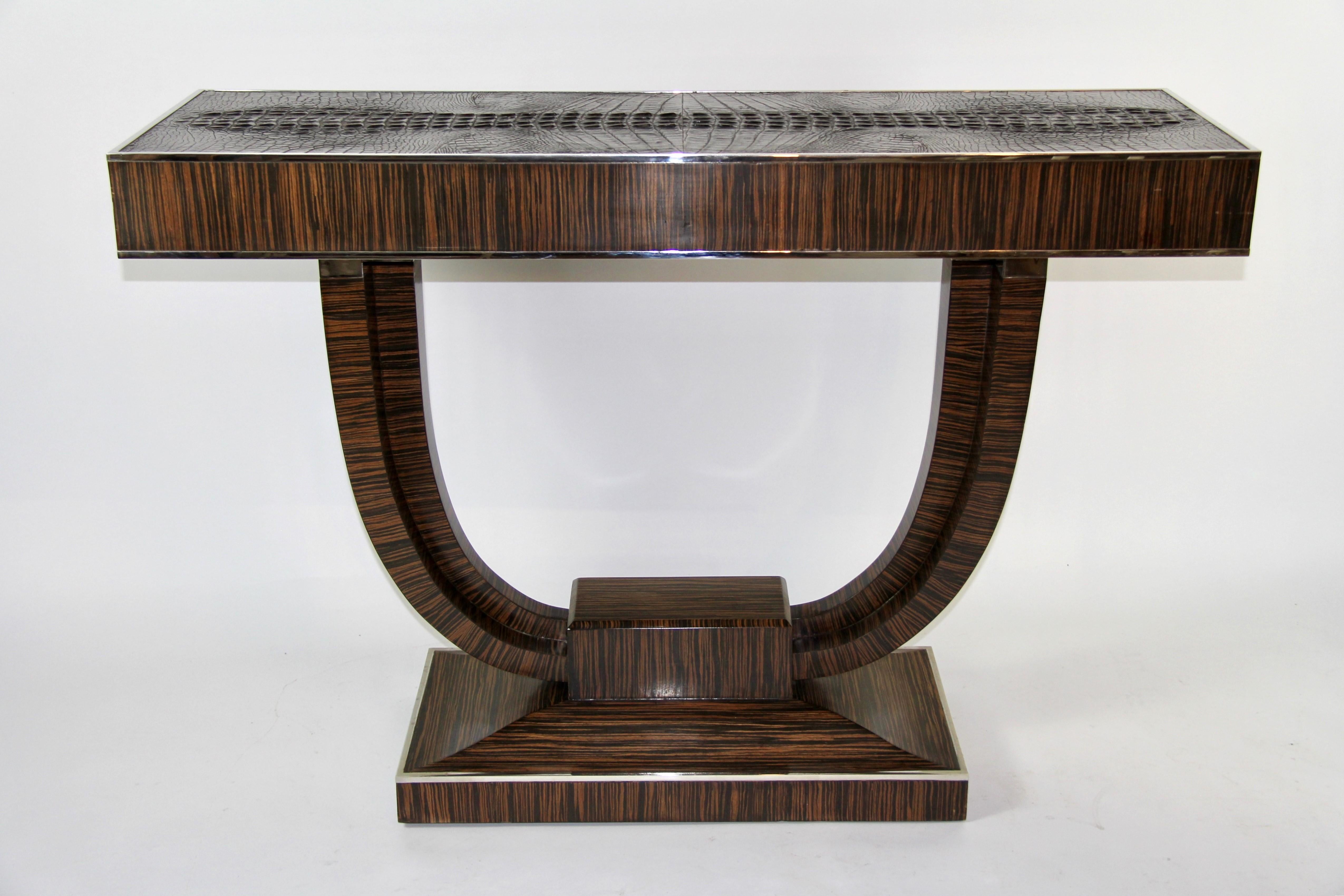 Deux consoles de style Art déco français en bois de macassar, cuir, avec monture chromée en vente 6