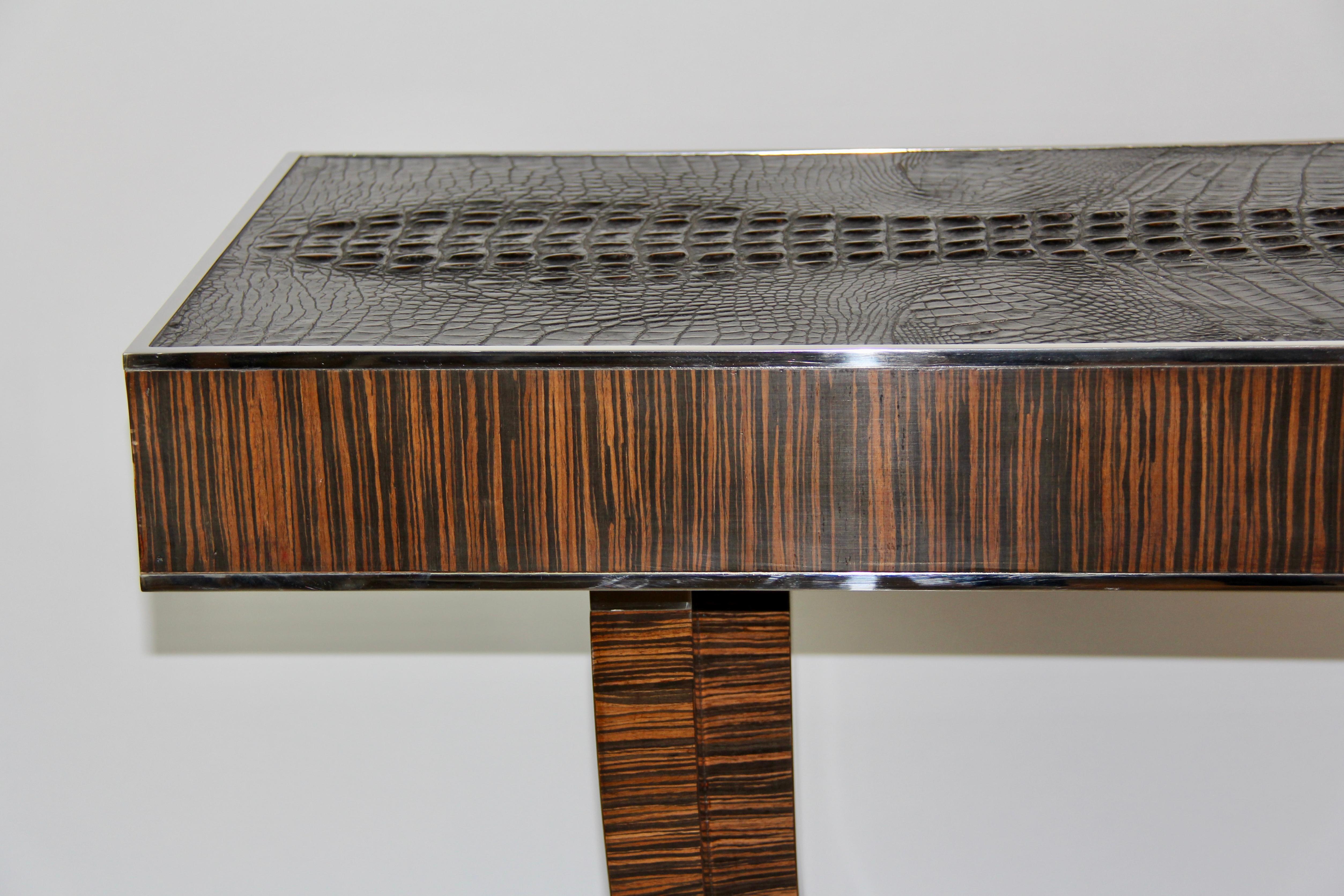 Deux consoles de style Art déco français en bois de macassar, cuir, avec monture chromée en vente 7