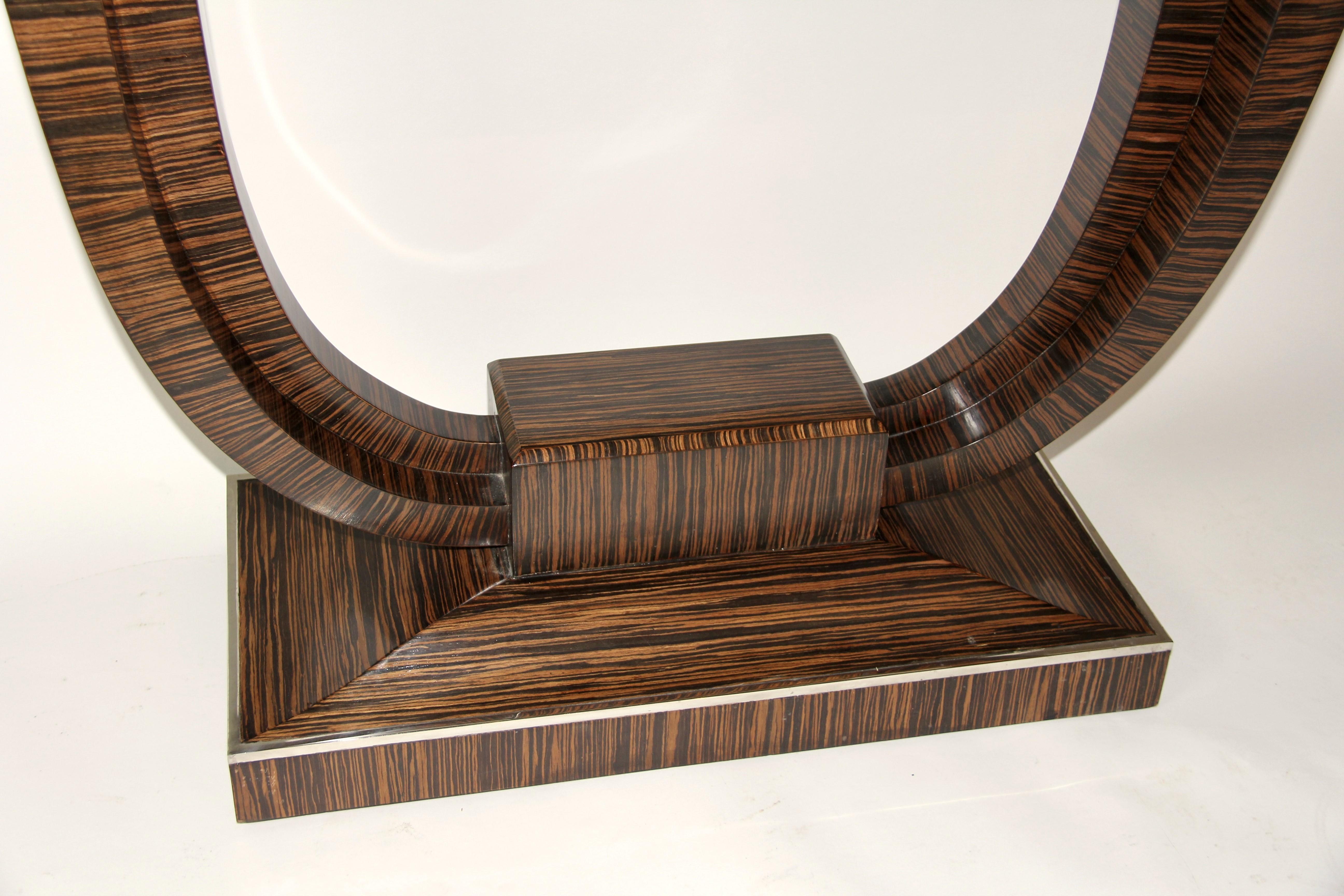 Deux consoles de style Art déco français en bois de macassar, cuir, avec monture chromée Bon état - En vente à New York, NY