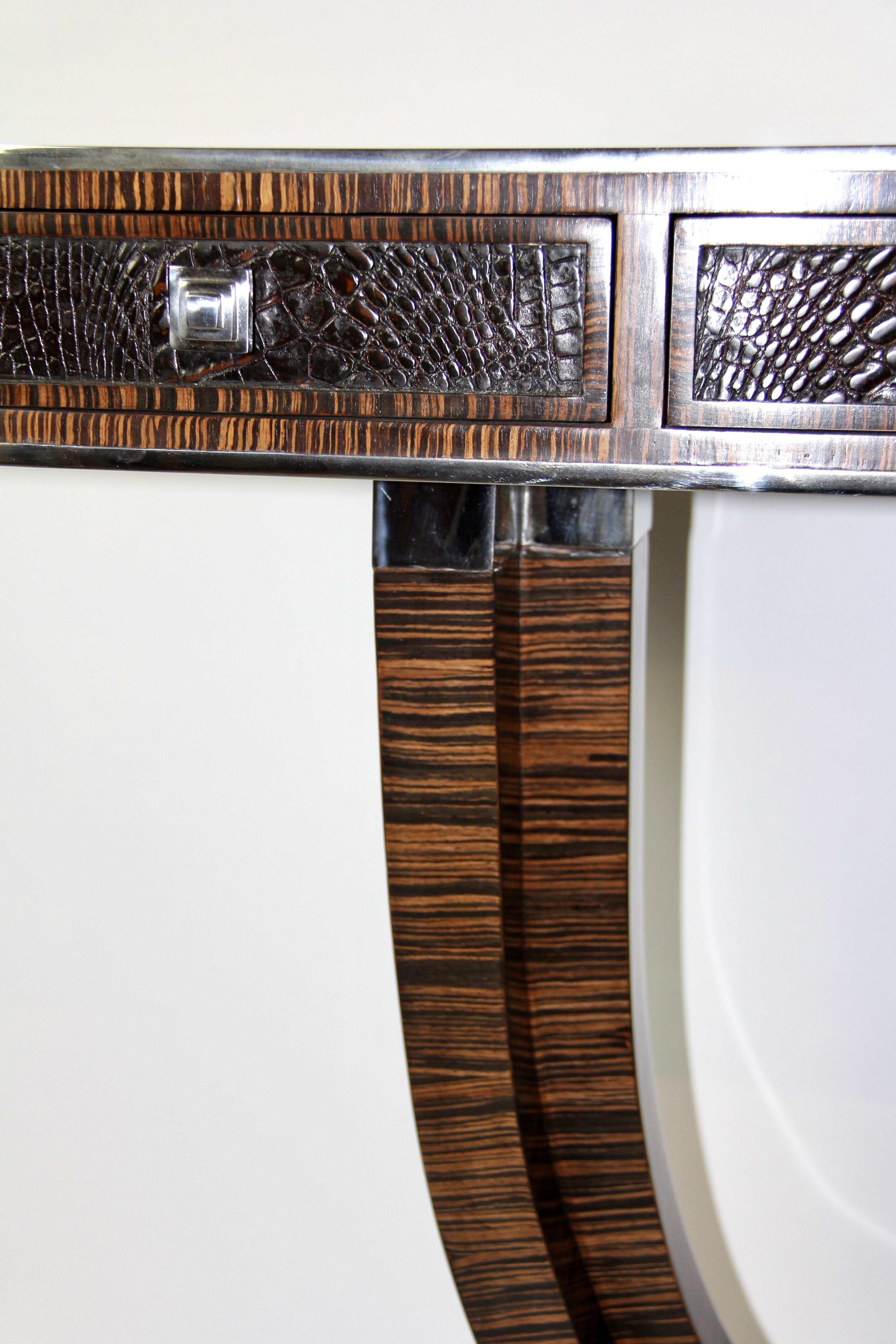 Milieu du XXe siècle Deux consoles de style Art déco français en bois de macassar, cuir, avec monture chromée en vente