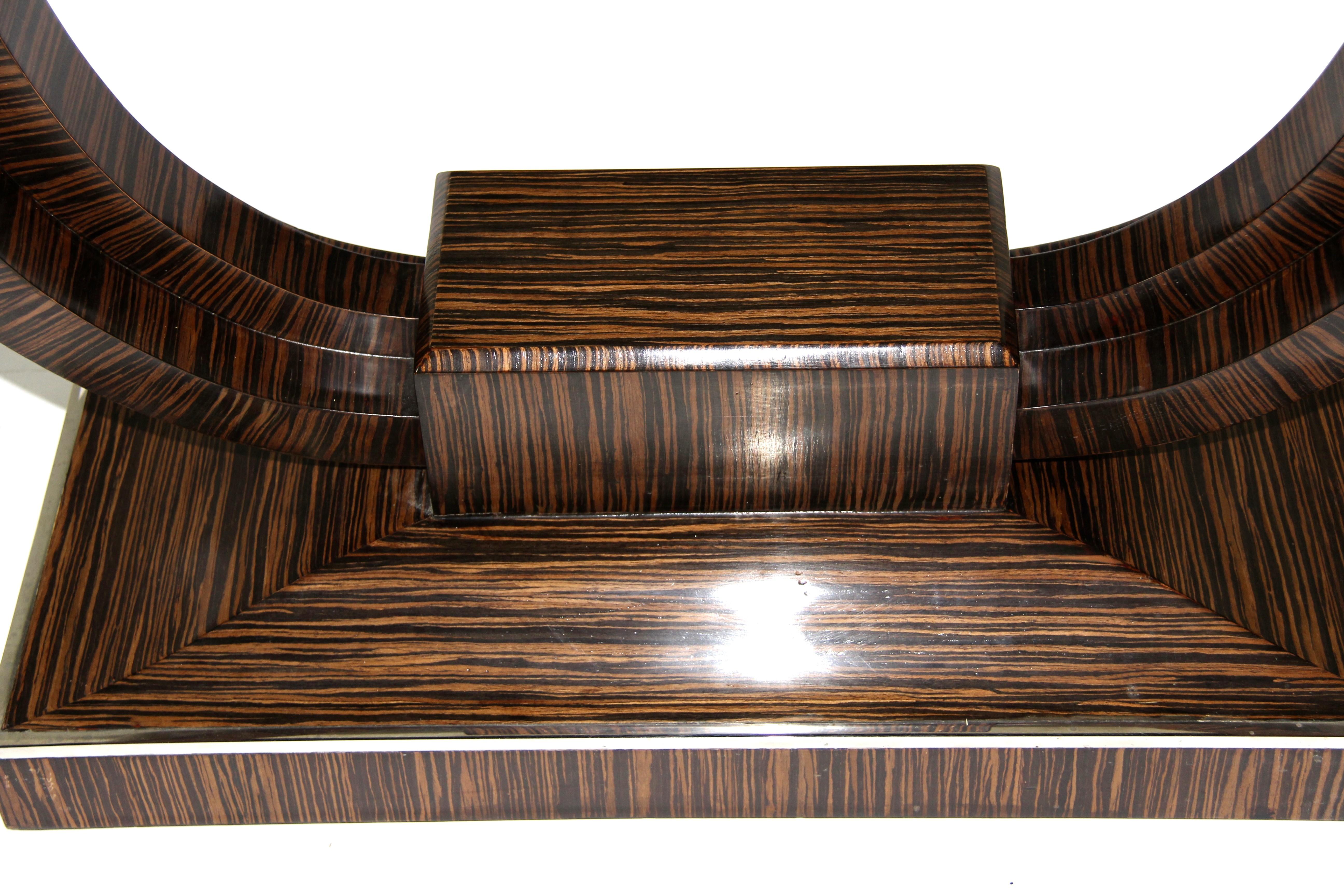 Bronze Deux consoles de style Art déco français en bois de macassar, cuir, avec monture chromée en vente