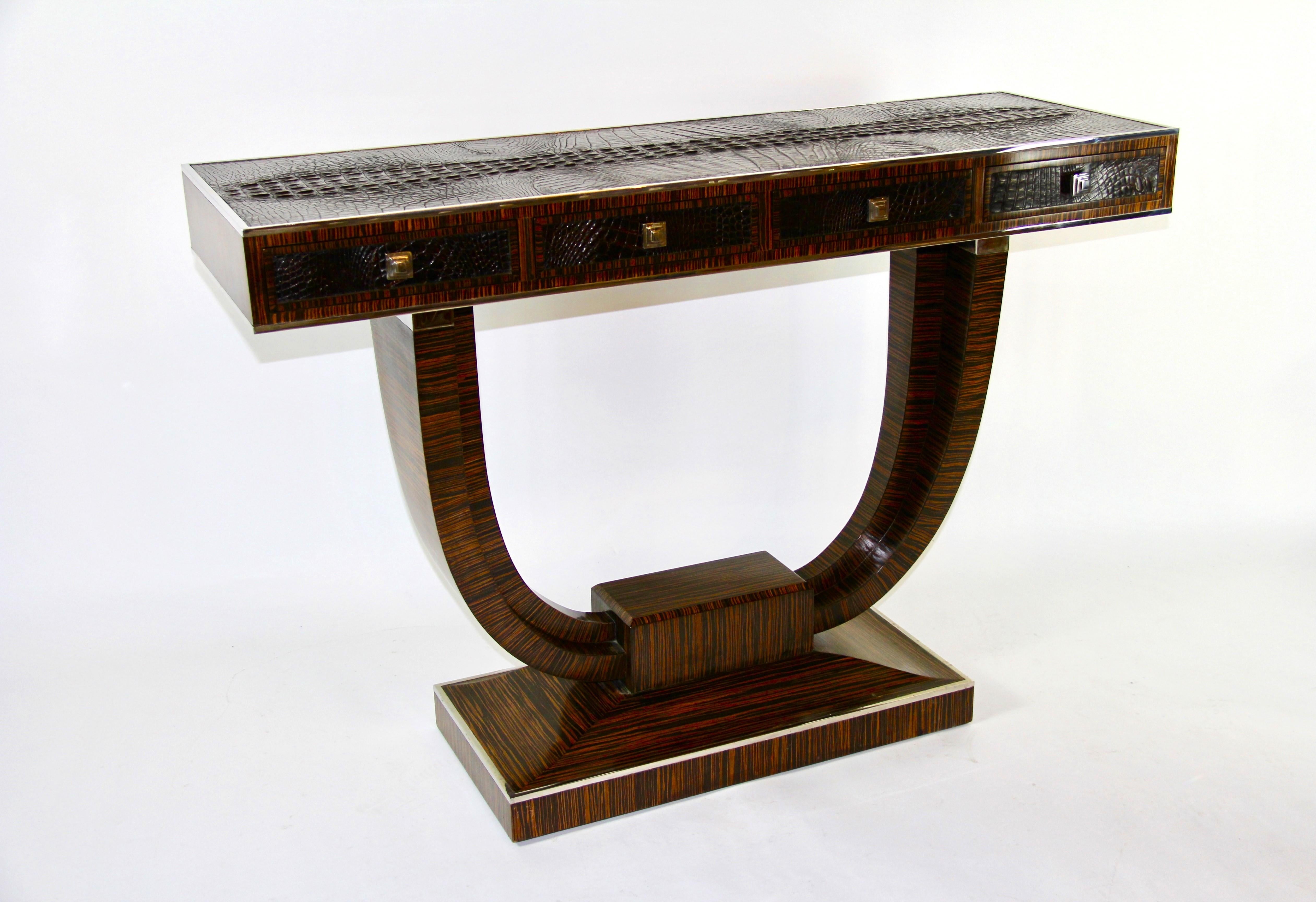 Deux consoles de style Art déco français en bois de macassar, cuir, avec monture chromée en vente 1