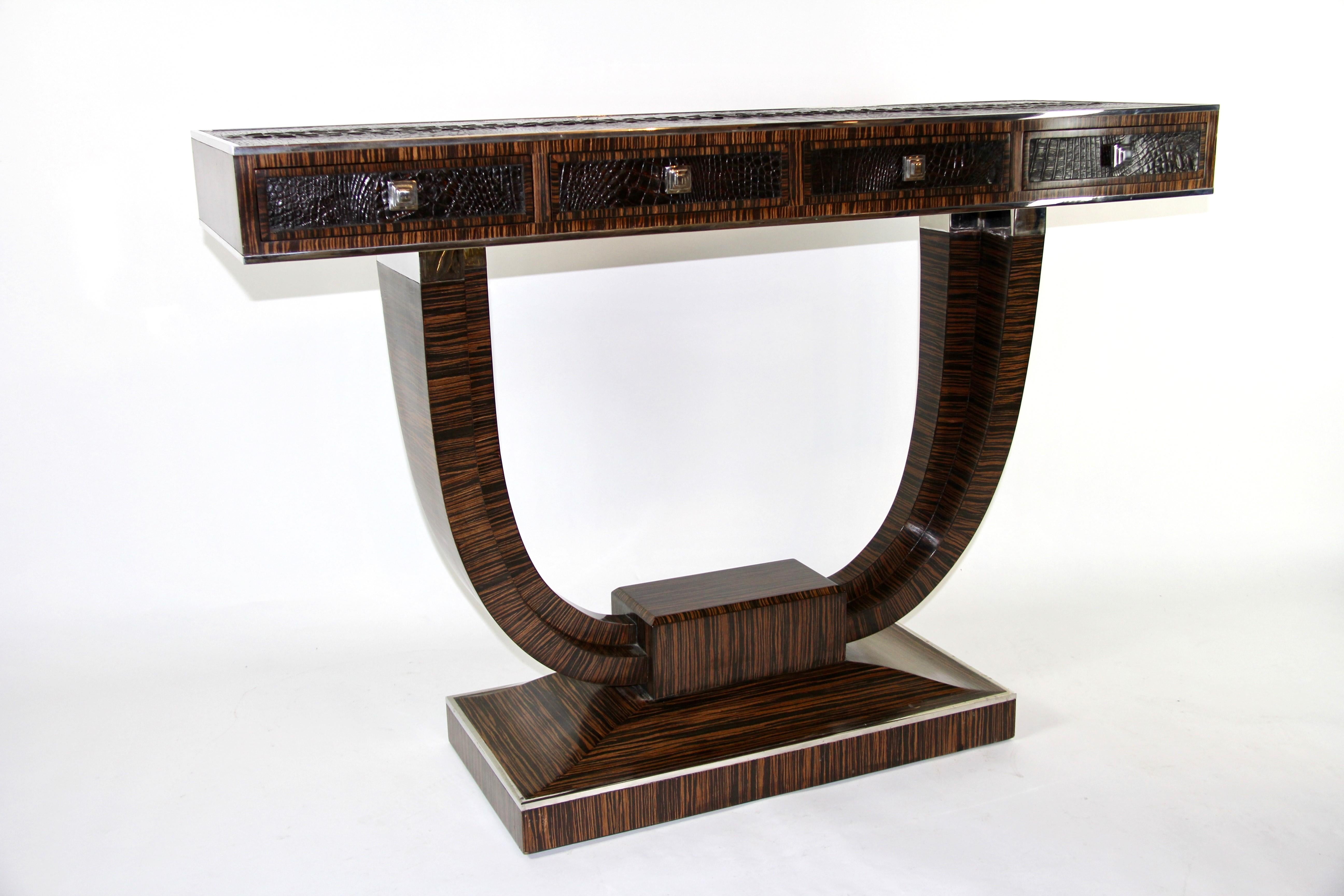 Deux consoles de style Art déco français en bois de macassar, cuir, avec monture chromée en vente 2