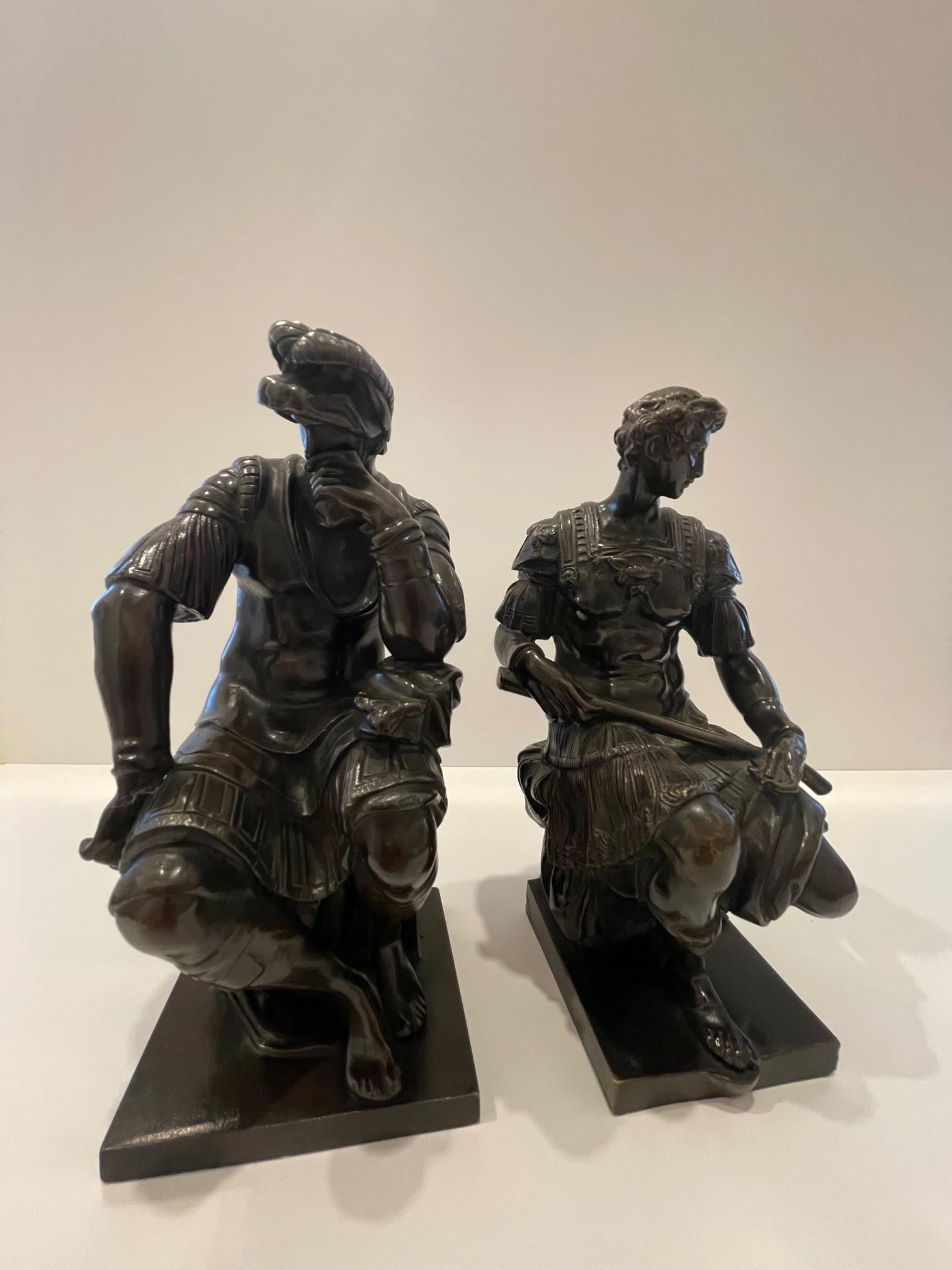 Due figure in bronzo francese di Giuliano e Lorenzo De' Medici in vendita 10