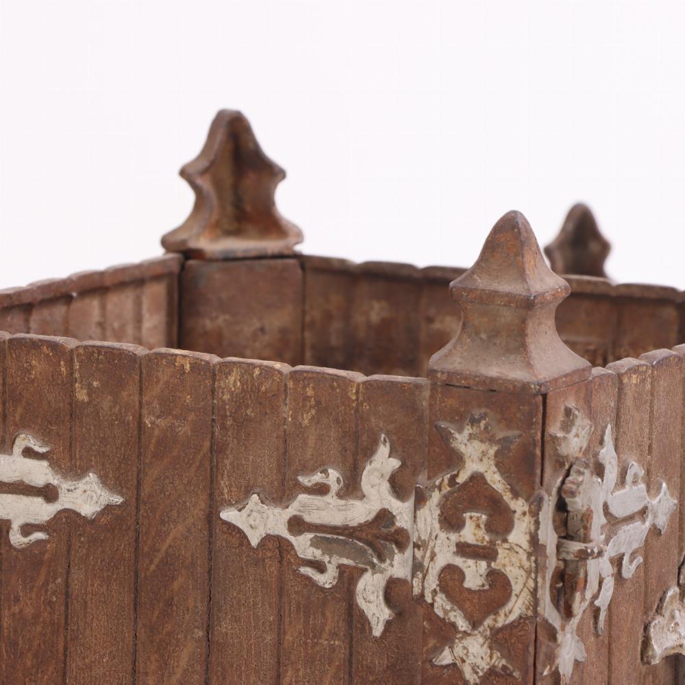 Queste jardinières hanno la forma di una fioriera orangier con dettagli ornamentali a finta cerniera, maniglie e terminali angolari.
Fioriera più piccola - Alt: 11.5