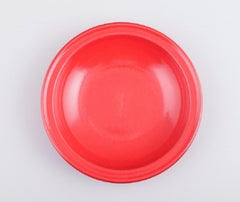 Due piatti profondi in ceramica francese con smalto rosso. Fine del 1900.