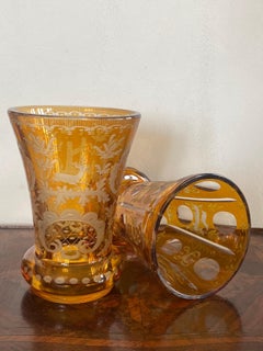 Deux vases français en cristal jaune soufflé à la main et gravé à la main