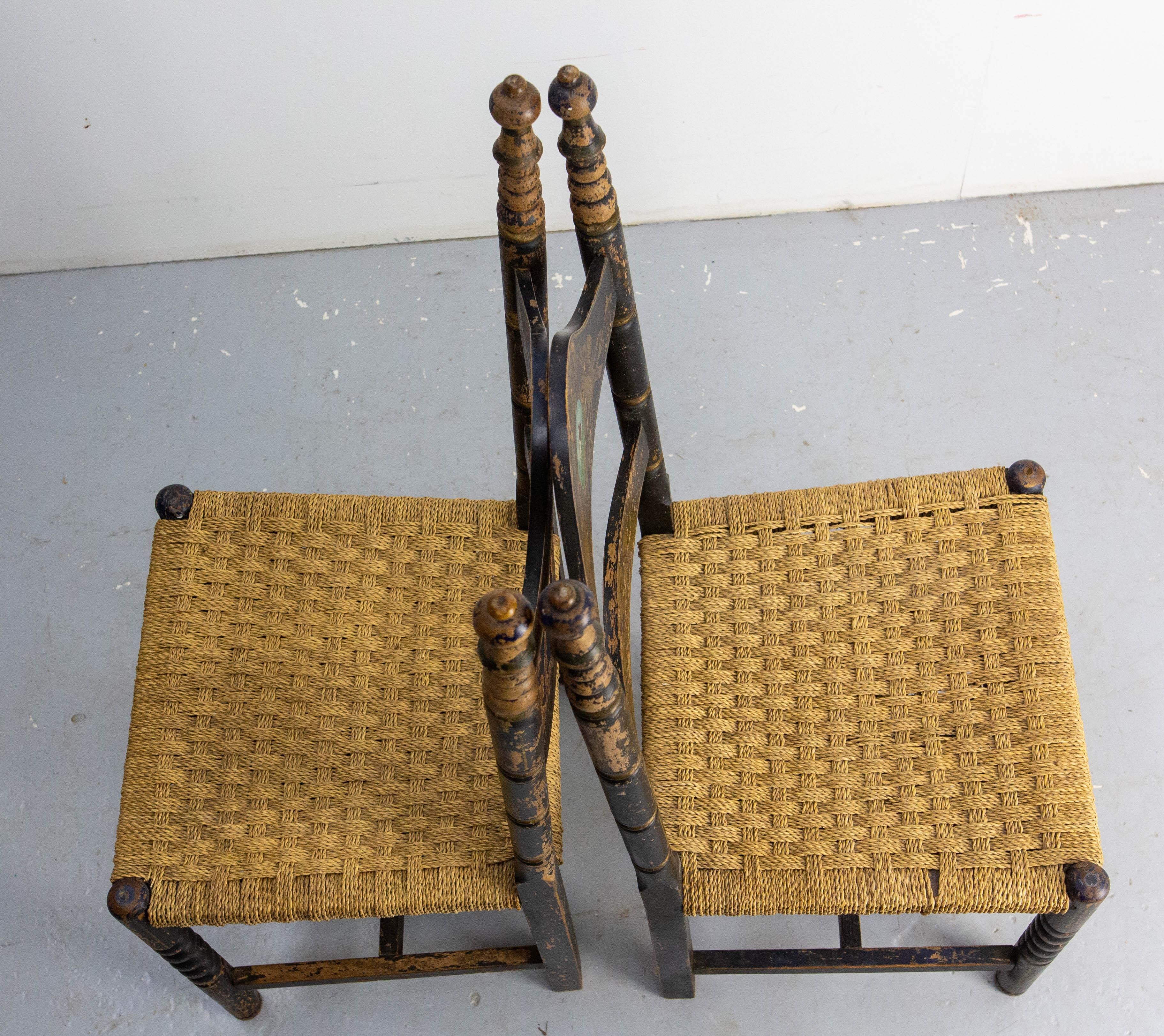 Deux chaises d'appoint françaises peintes à la main, sièges en joncs, style campagnard, 19e siècle en vente 6