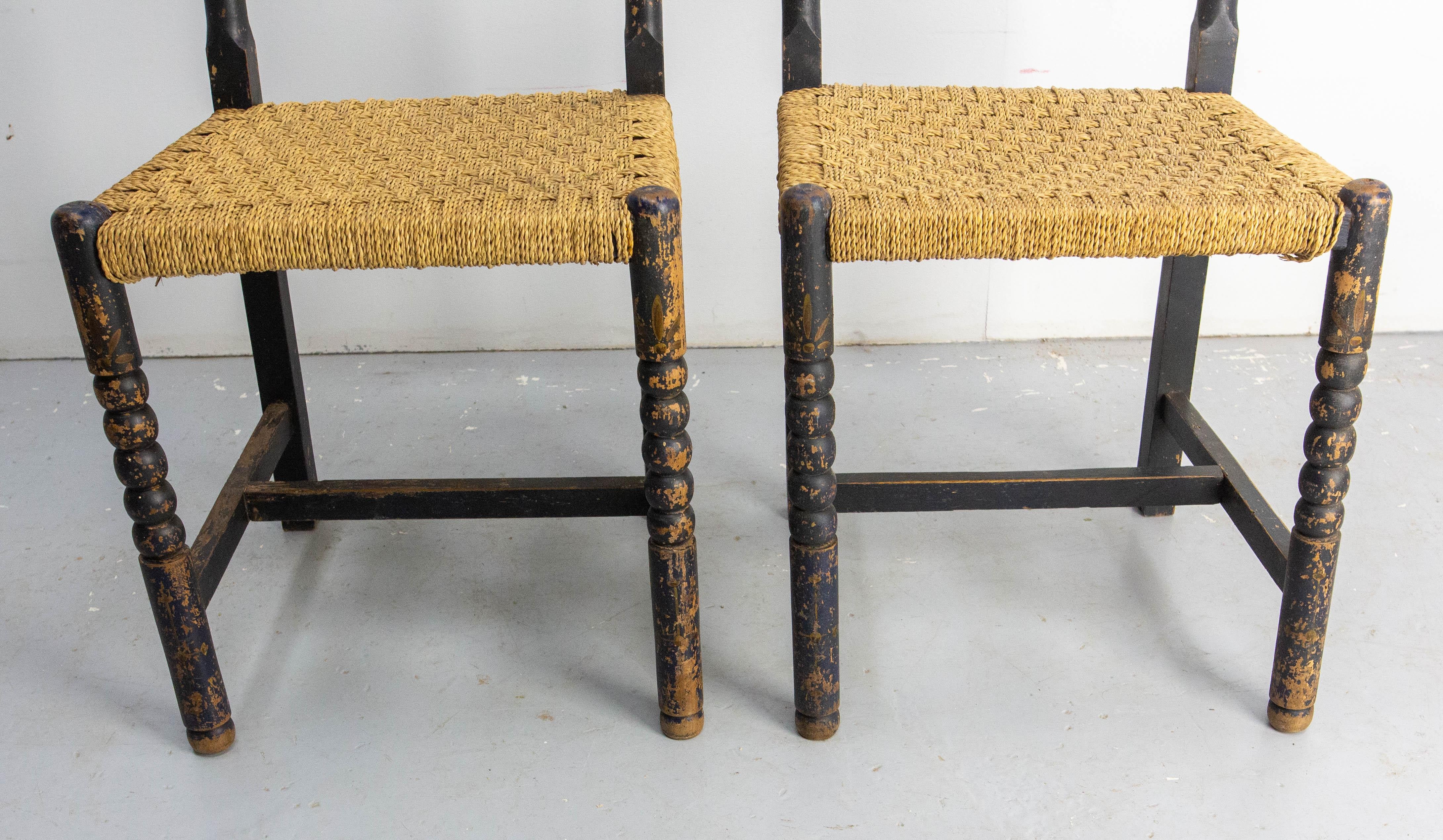 Deux chaises d'appoint françaises peintes à la main, sièges en joncs, style campagnard, 19e siècle en vente 7